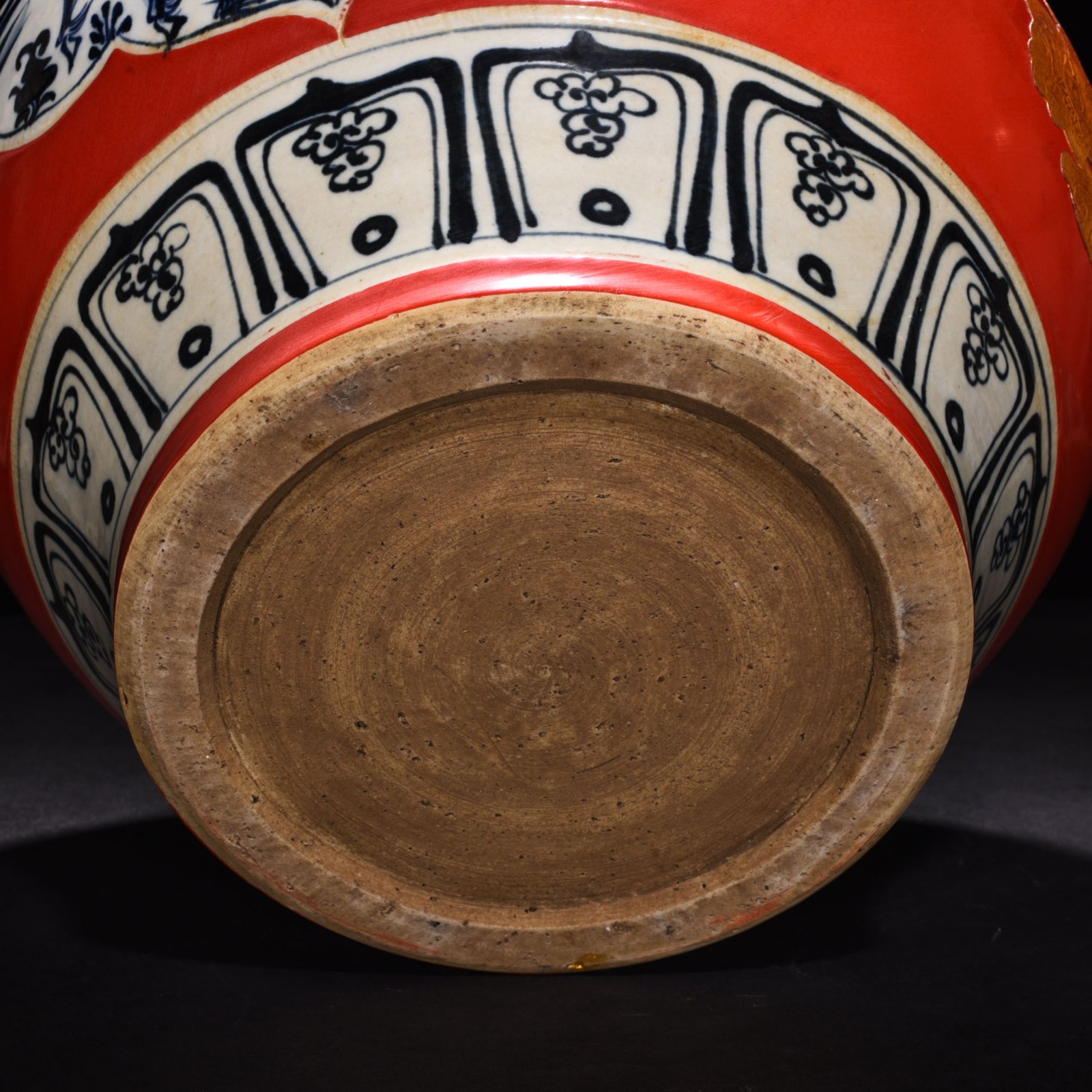 Yuan Dynasty Blue and white gilt jar with figures of war