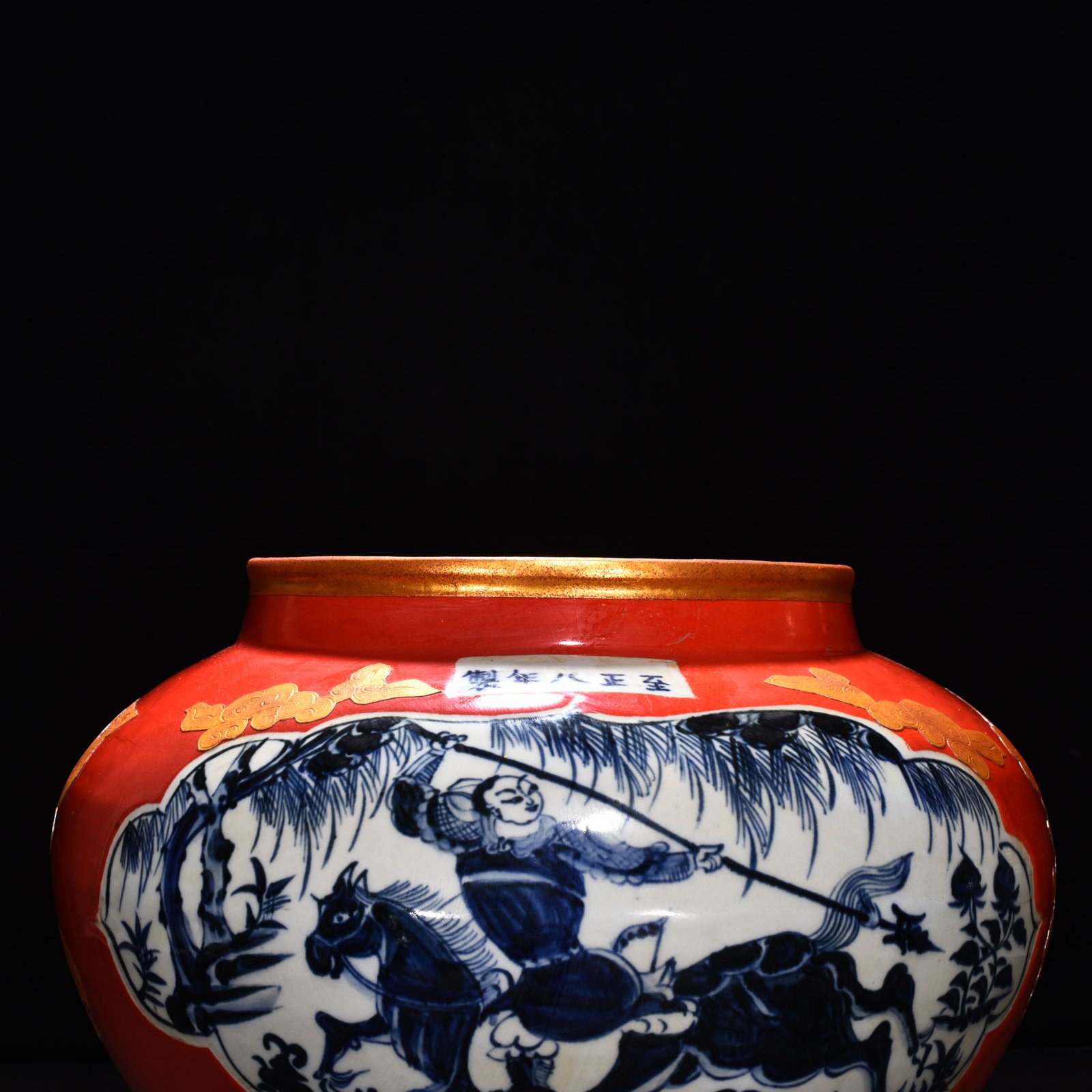 Yuan Dynasty Blue and white gilt jar with figures of war