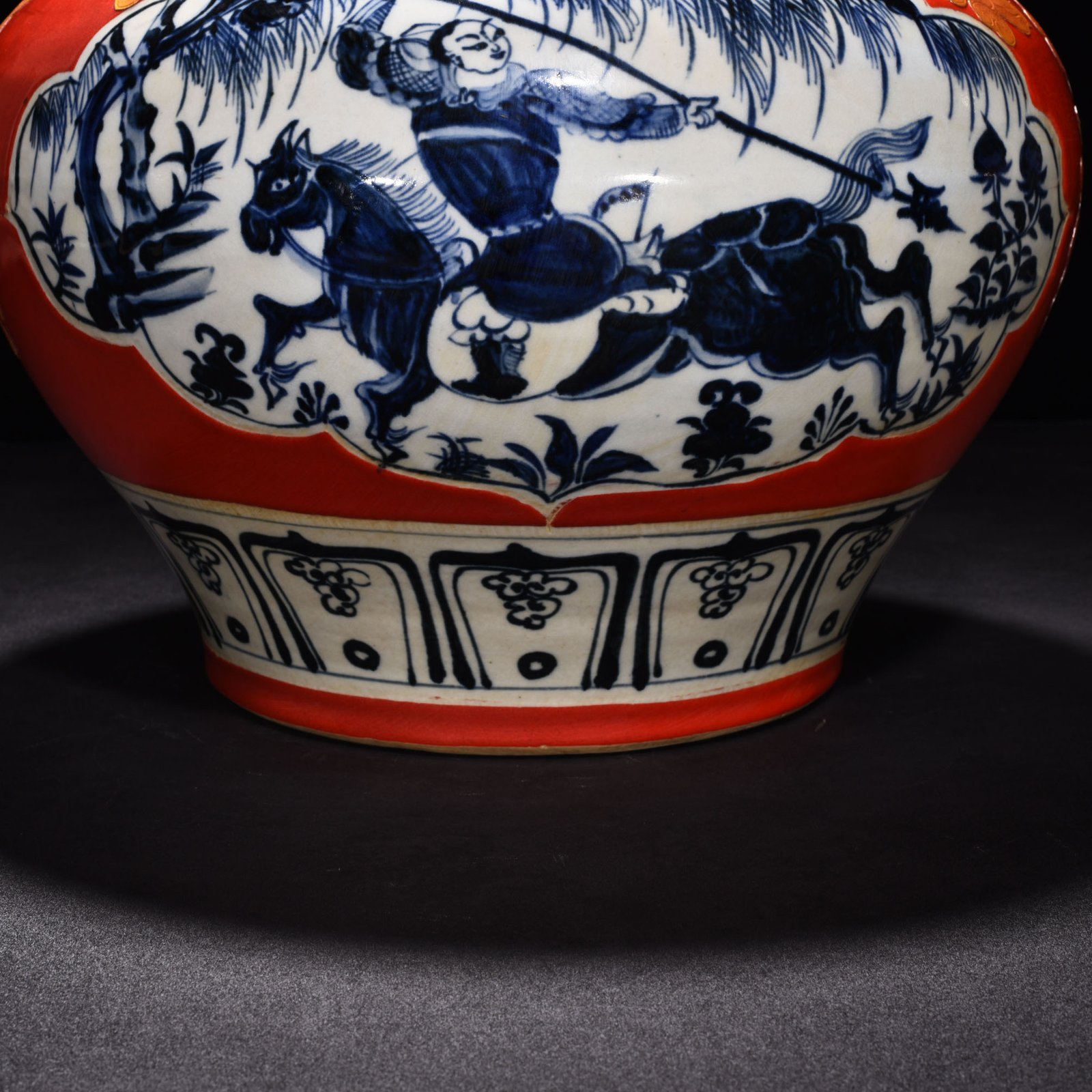 Yuan Dynasty Blue and white gilt jar with figures of war