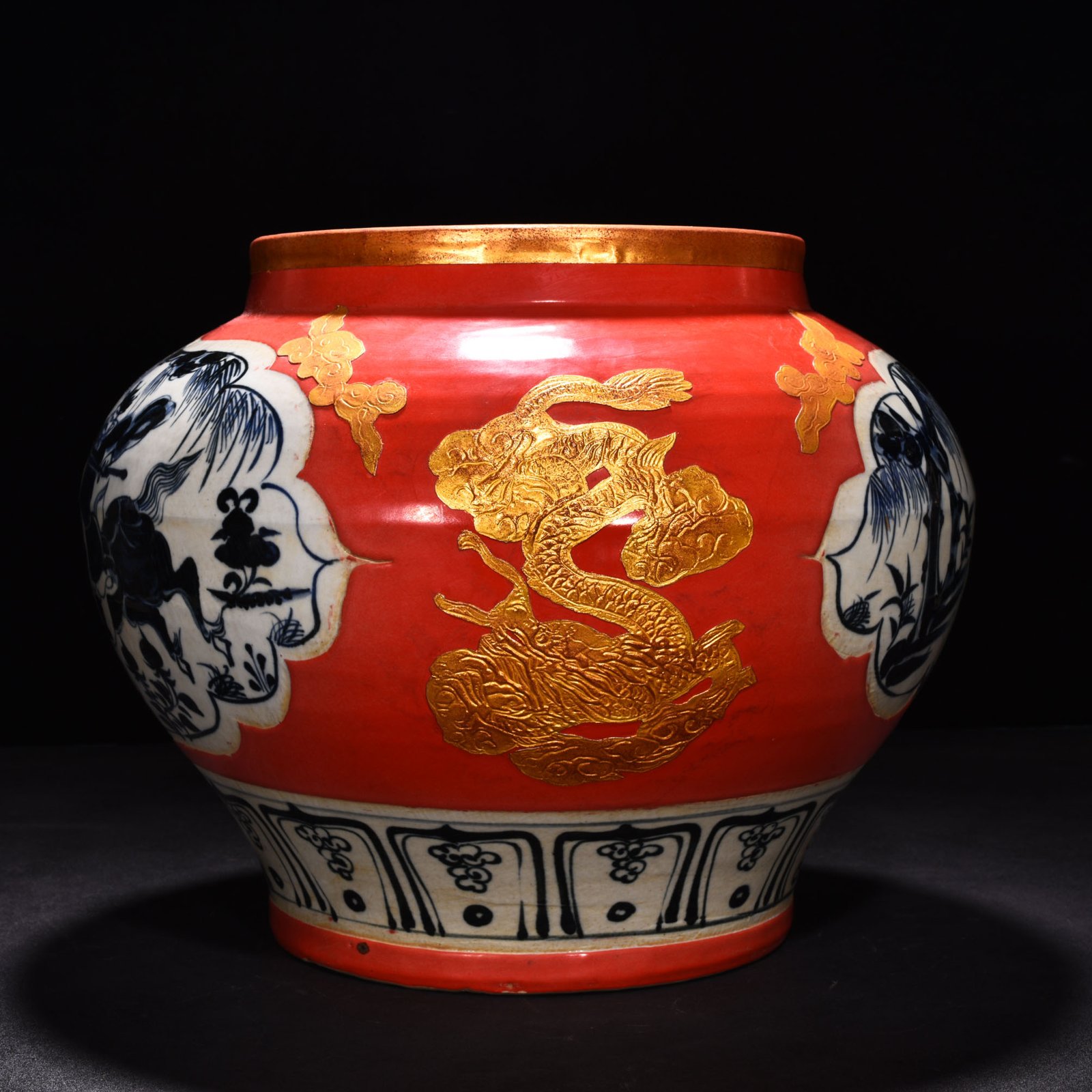 Yuan Dynasty Blue and white gilt jar with figures of war