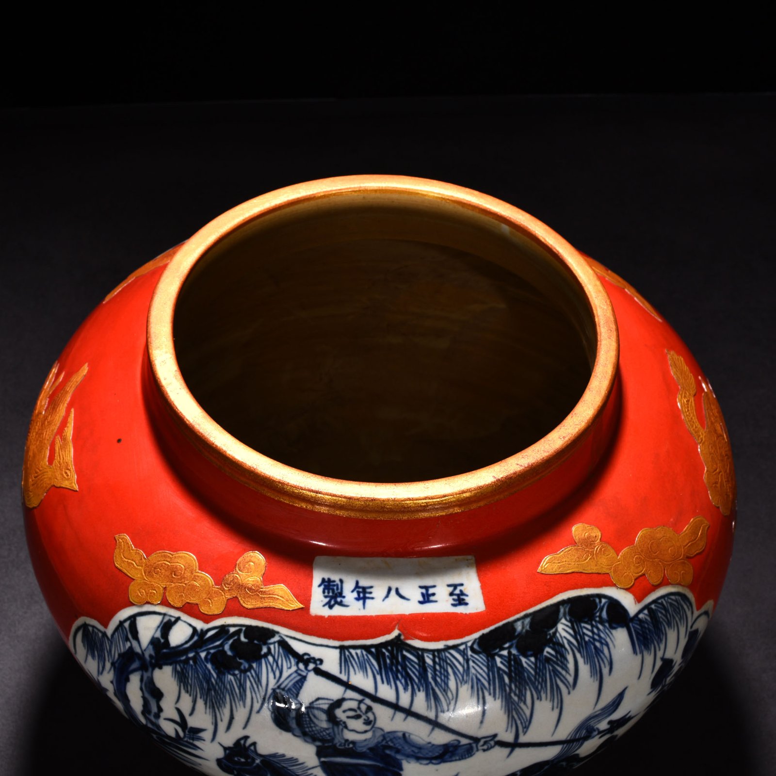 Yuan Dynasty Blue and white gilt jar with figures of war
