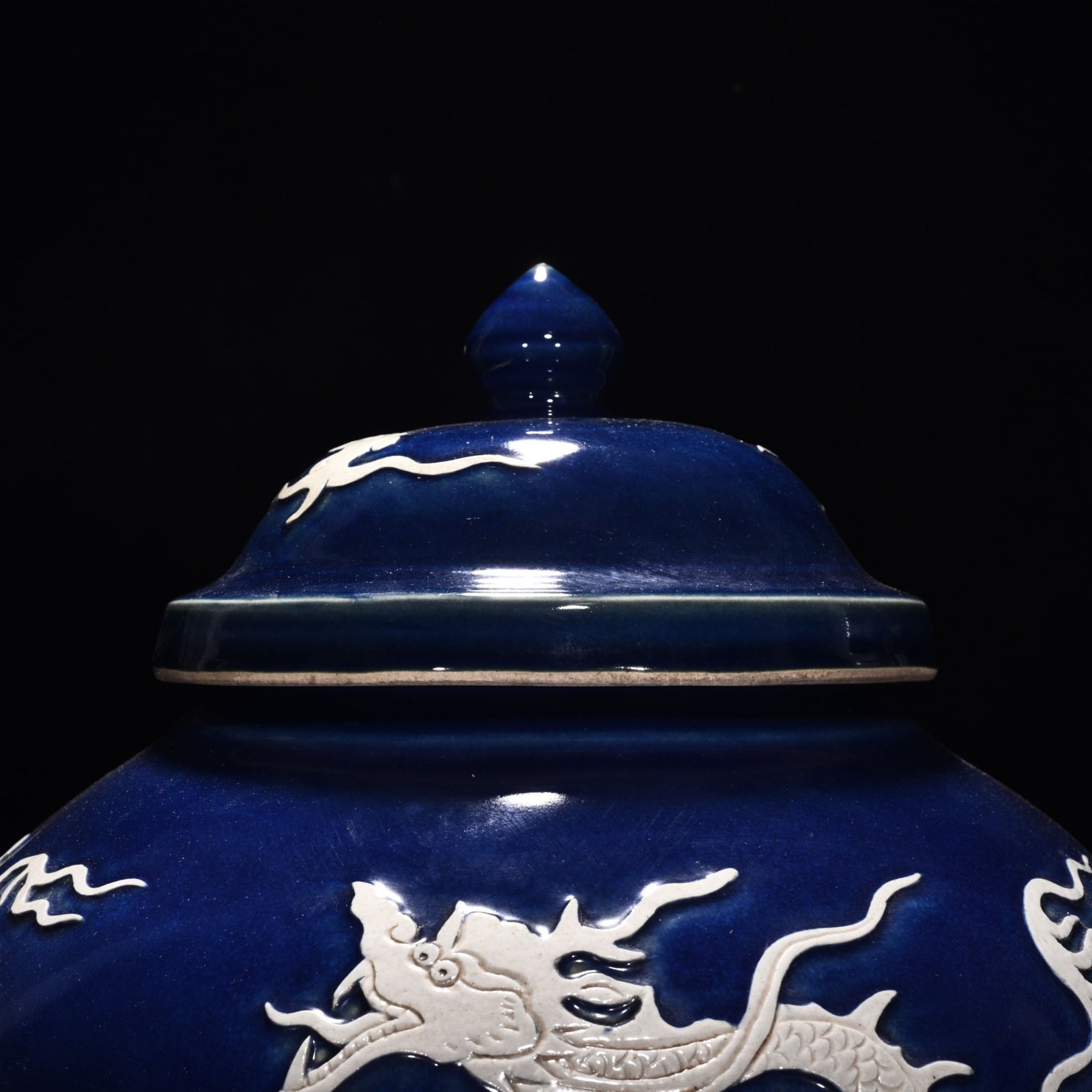 Yuan Dynasty blue glaze engraved cloud and dragon pattern lid jar