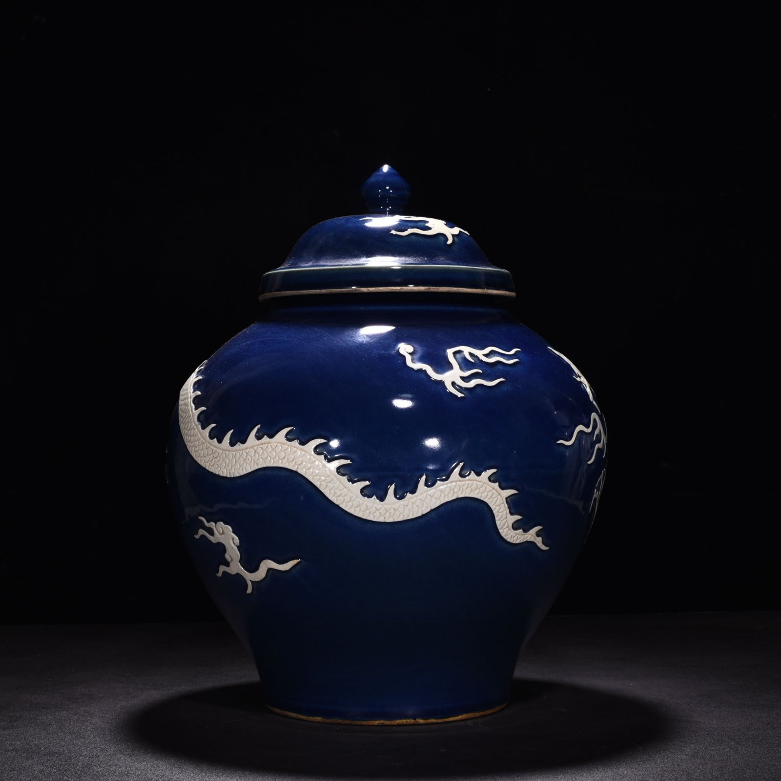 Yuan Dynasty blue glaze engraved cloud and dragon pattern lid jar