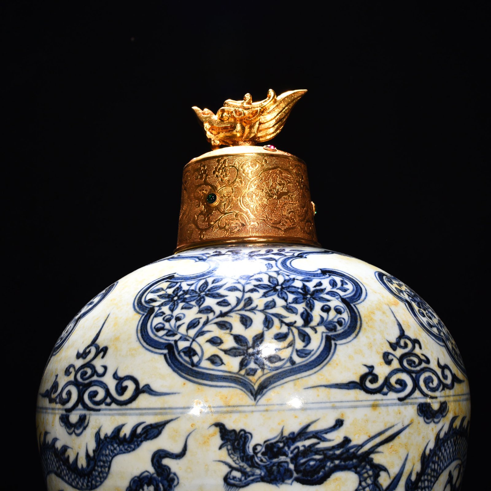 Yuan Dynasty blue and white plum vase with cloud and dragon pattern