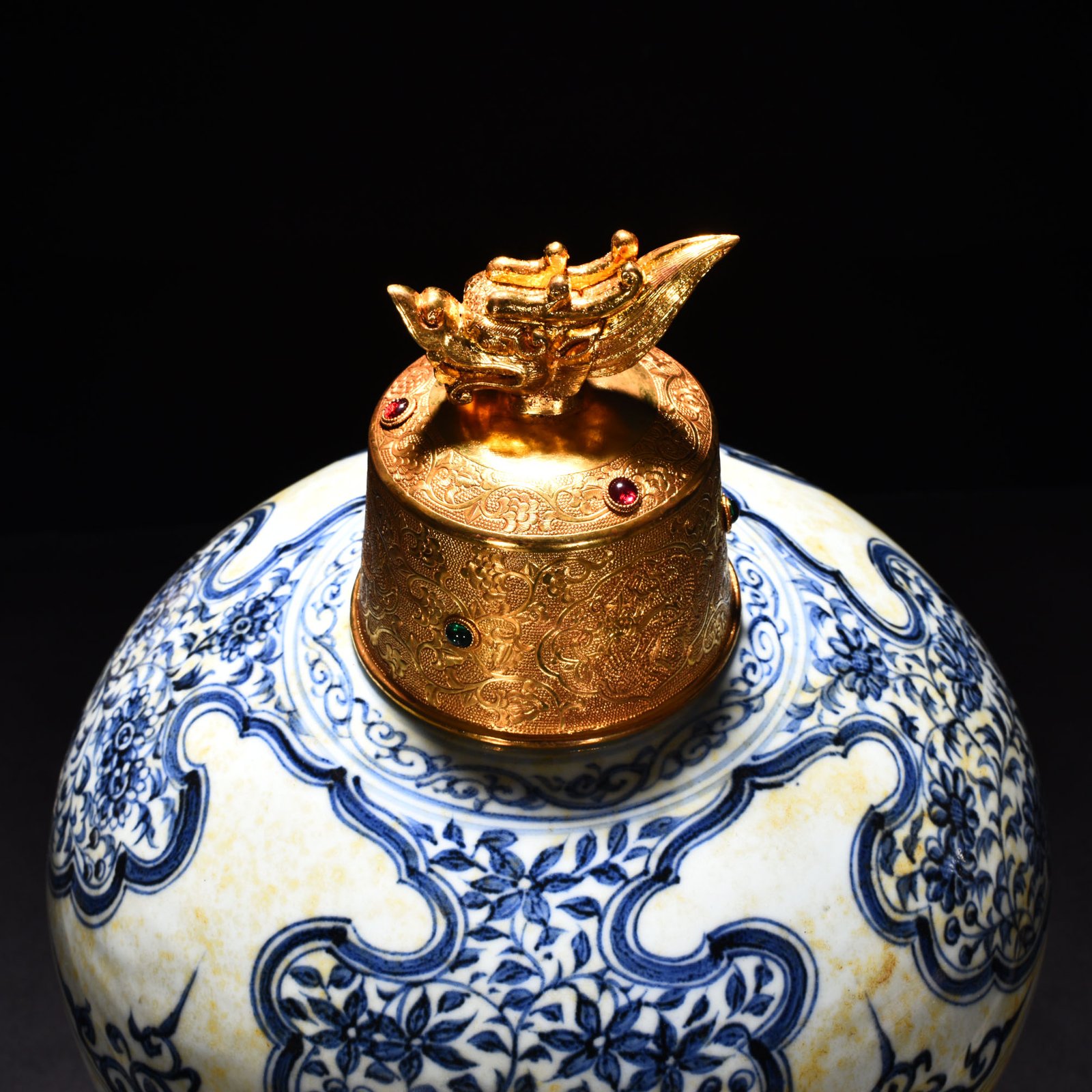 Yuan Dynasty blue and white plum vase with cloud and dragon pattern