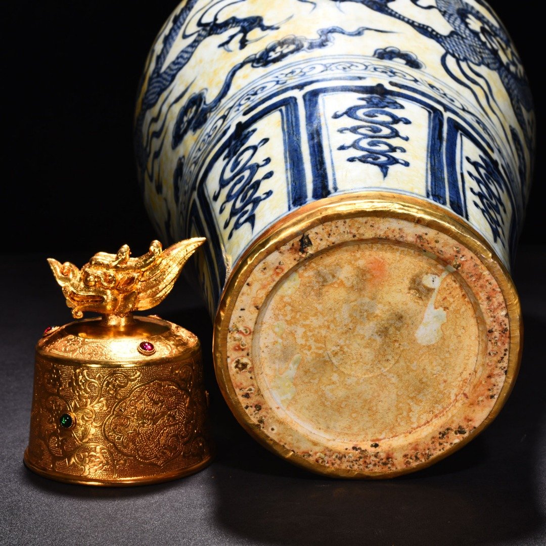 Yuan Dynasty blue and white plum vase with cloud and dragon pattern