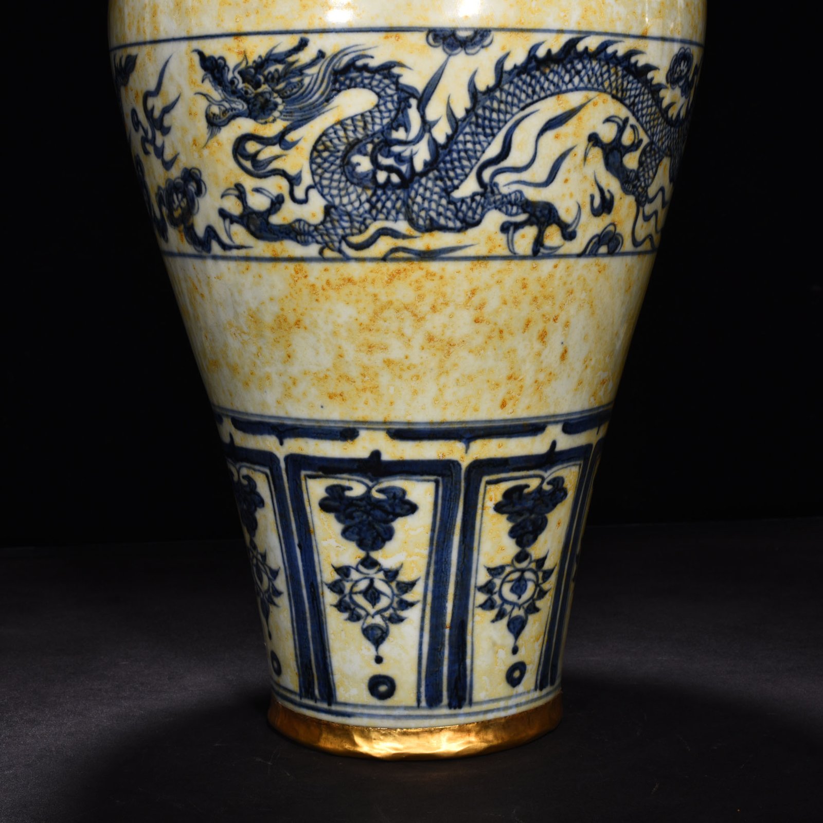 Yuan Dynasty blue and white plum vase with cloud and dragon pattern