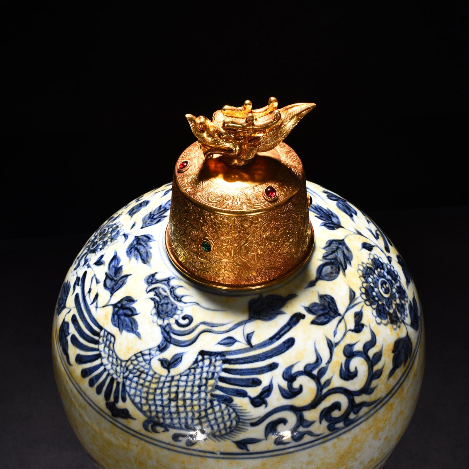 Yuan Dynasty blue and white plum vase with cloud and dragon pattern