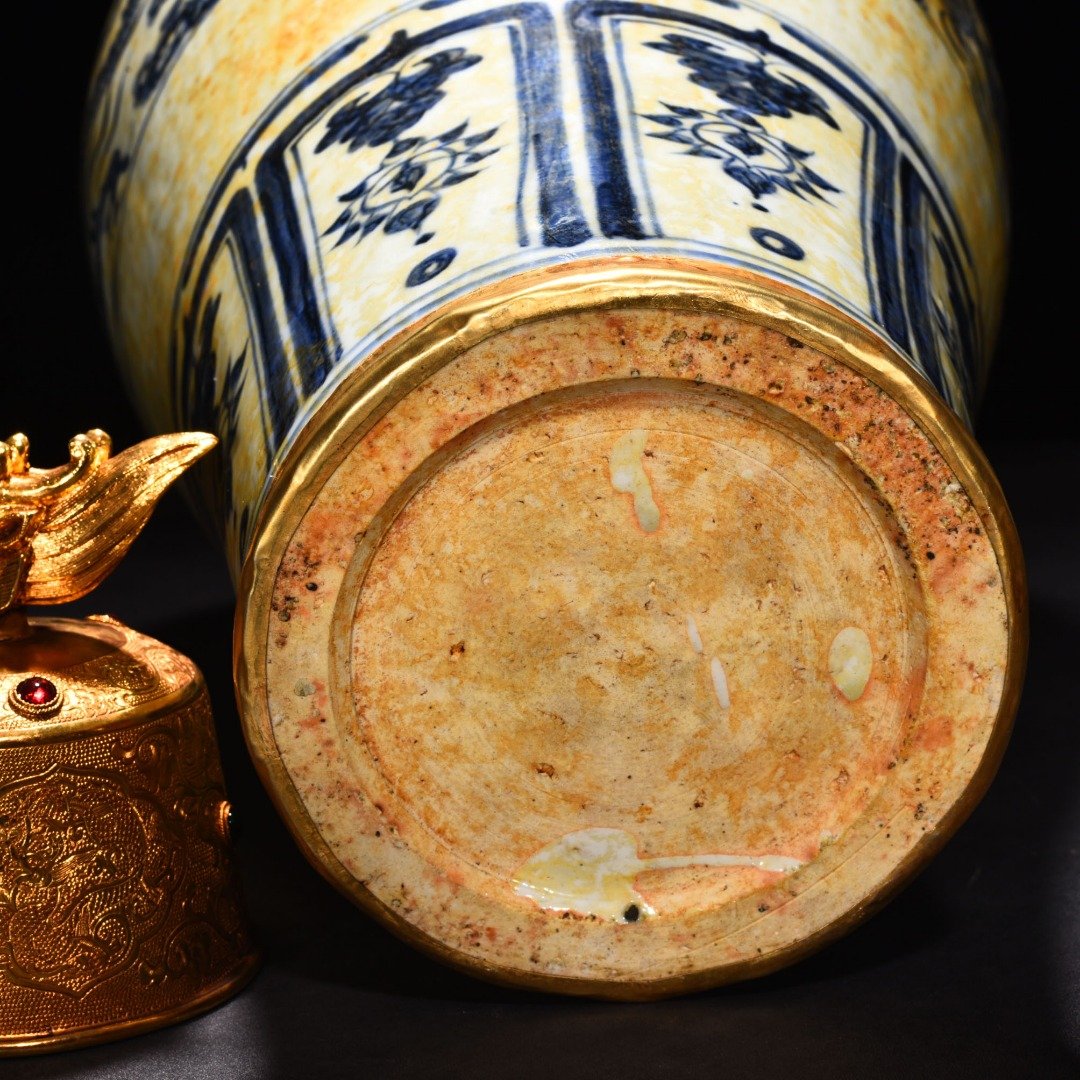 Yuan Dynasty blue and white plum vase with cloud and dragon pattern