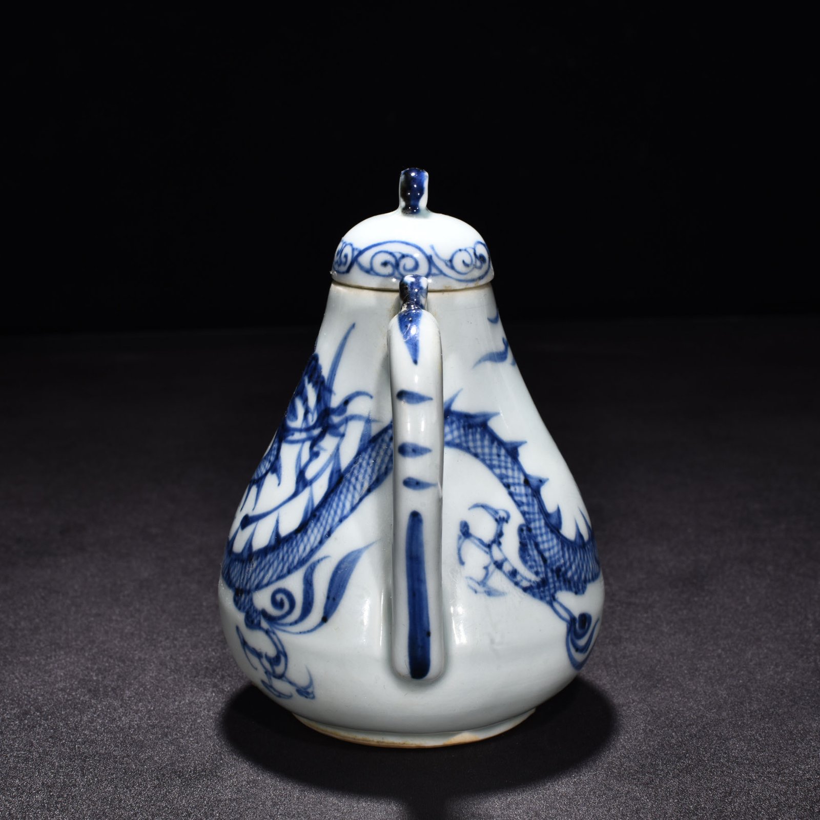 Yuan Dynasty blue and white pear shaped pot with cloud and dragon pattern