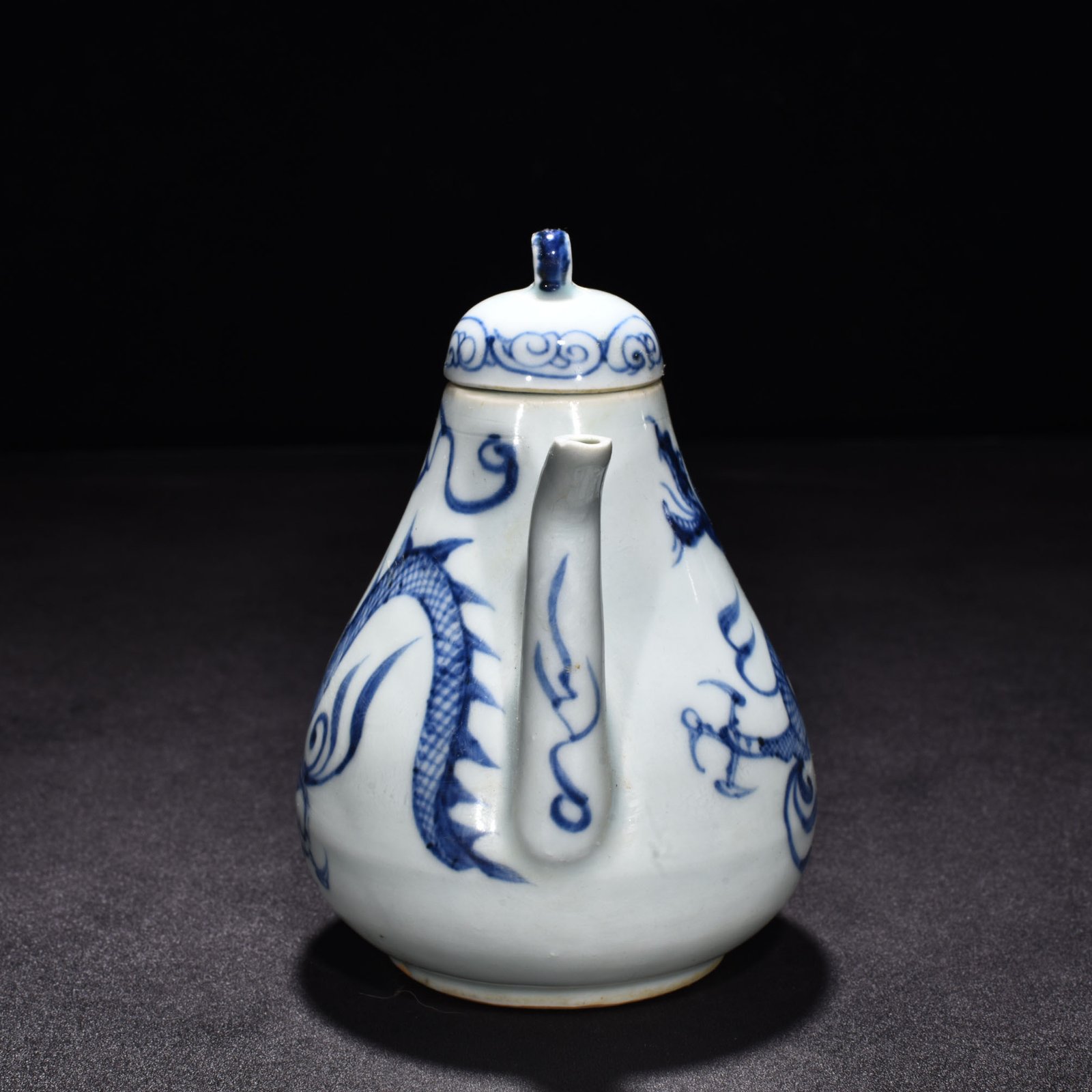 Yuan Dynasty blue and white pear shaped pot with cloud and dragon pattern