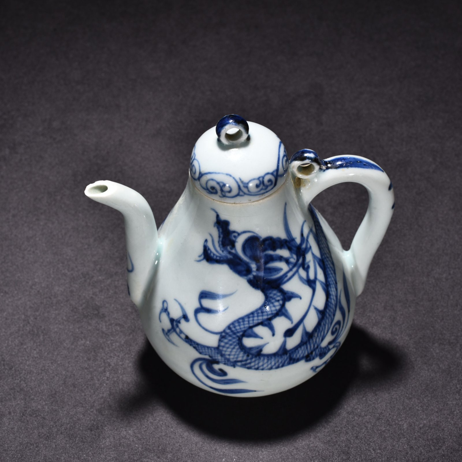 Yuan Dynasty blue and white pear shaped pot with cloud and dragon pattern
