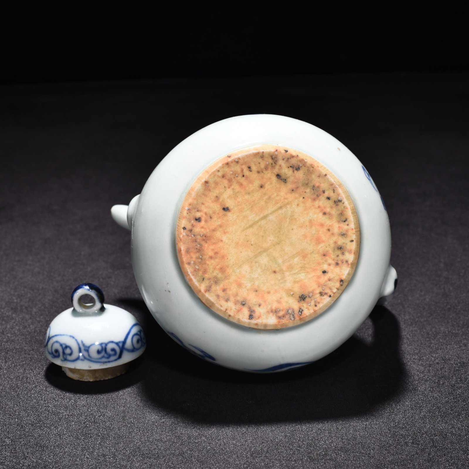 Yuan Dynasty blue and white pear shaped pot with cloud and dragon pattern