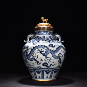 Yuan Dynasty blue and white cloud dragon patterned jar with ear lid
