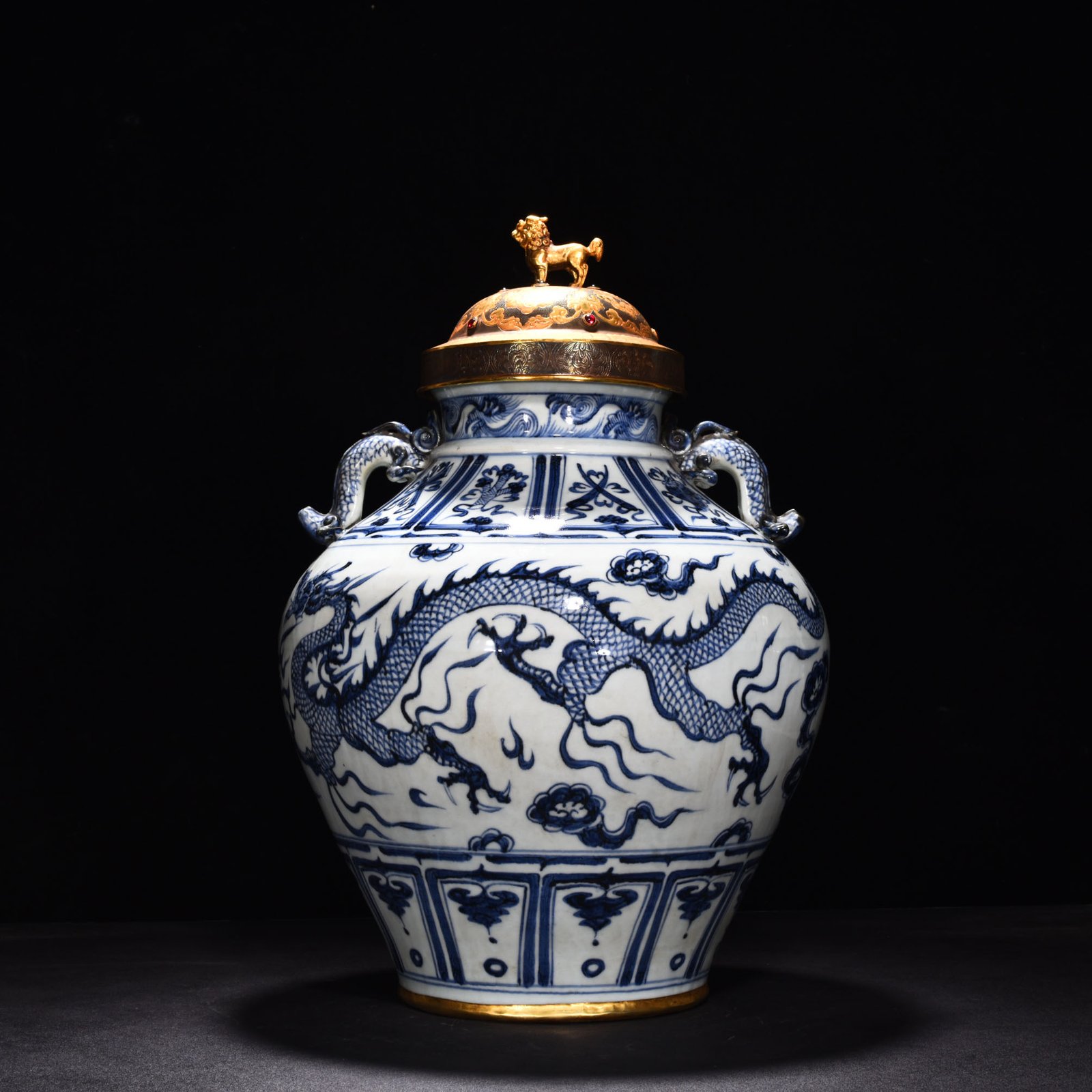 Yuan Dynasty blue and white cloud dragon patterned jar with ear lid