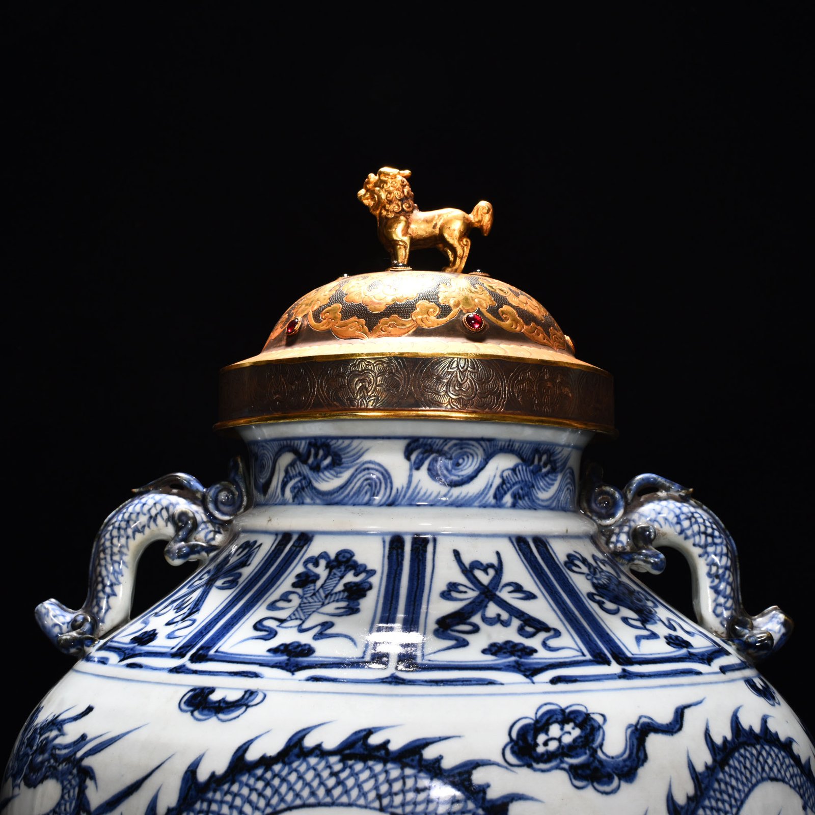 Yuan Dynasty blue and white cloud dragon patterned jar with ear lid