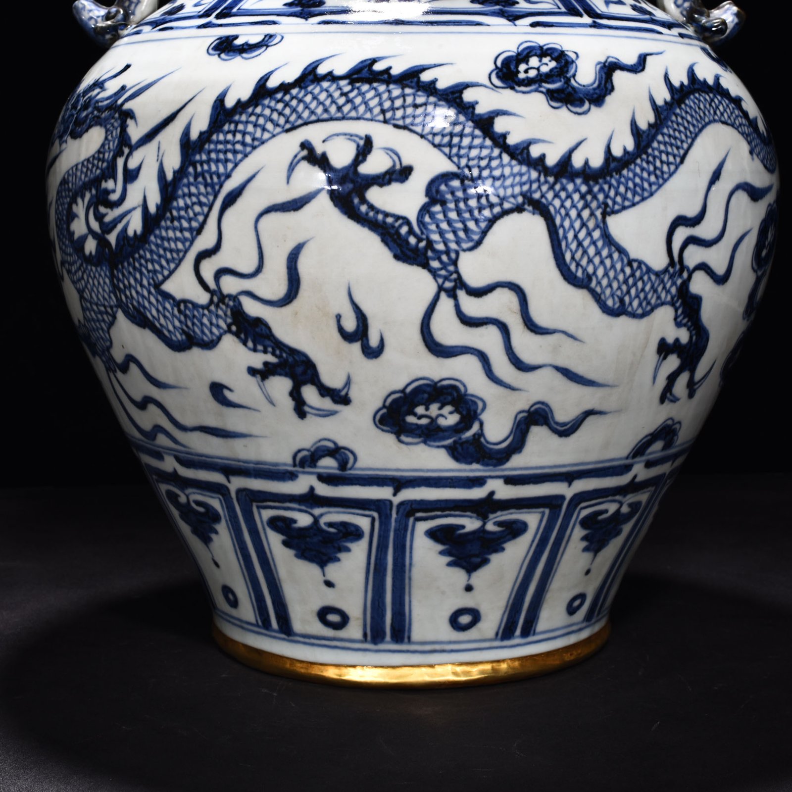 Yuan Dynasty blue and white cloud dragon patterned jar with ear lid
