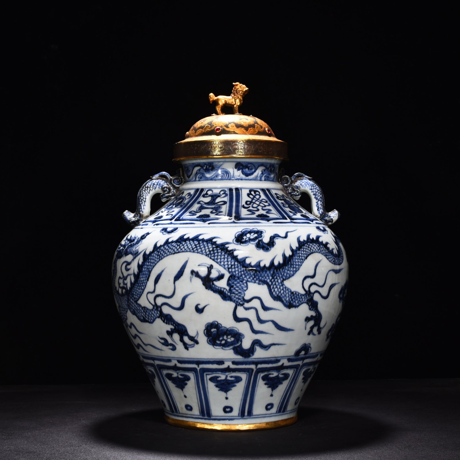 Yuan Dynasty blue and white cloud dragon patterned jar with ear lid