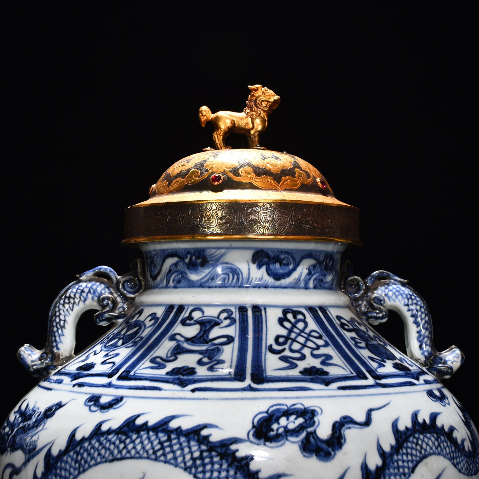 Yuan Dynasty blue and white cloud dragon patterned jar with ear lid