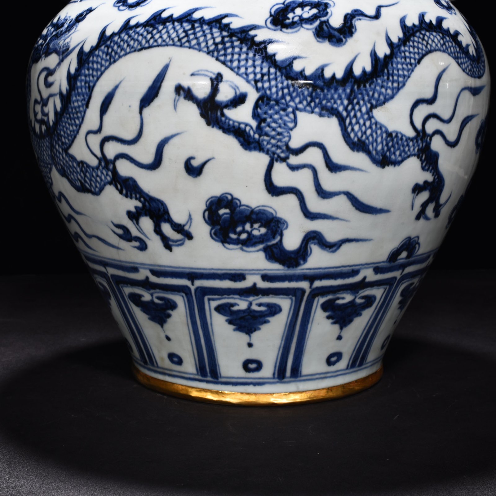 Yuan Dynasty blue and white cloud dragon patterned jar with ear lid