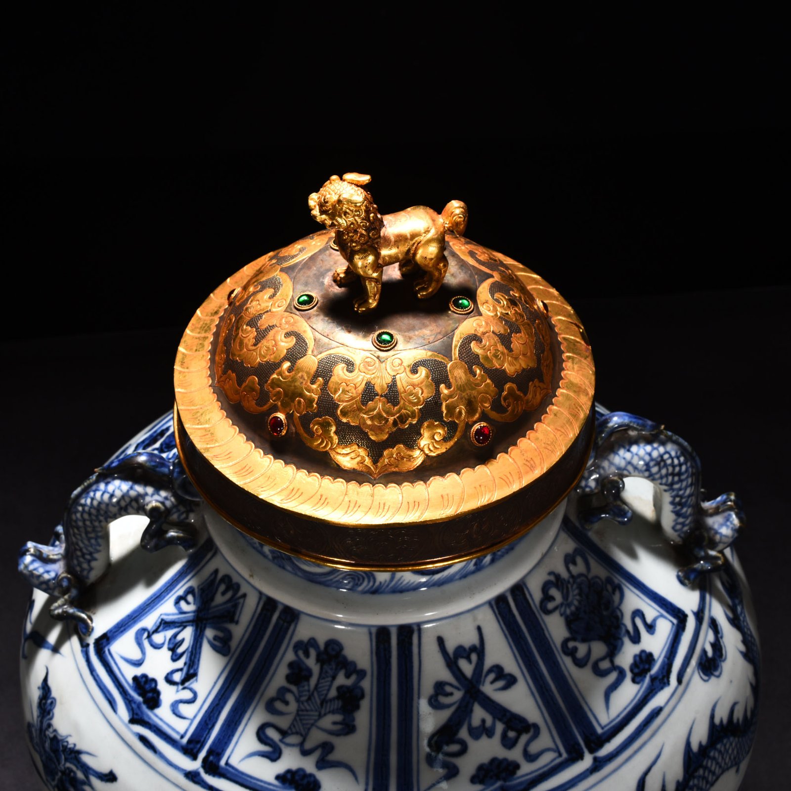 Yuan Dynasty blue and white cloud dragon patterned jar with ear lid