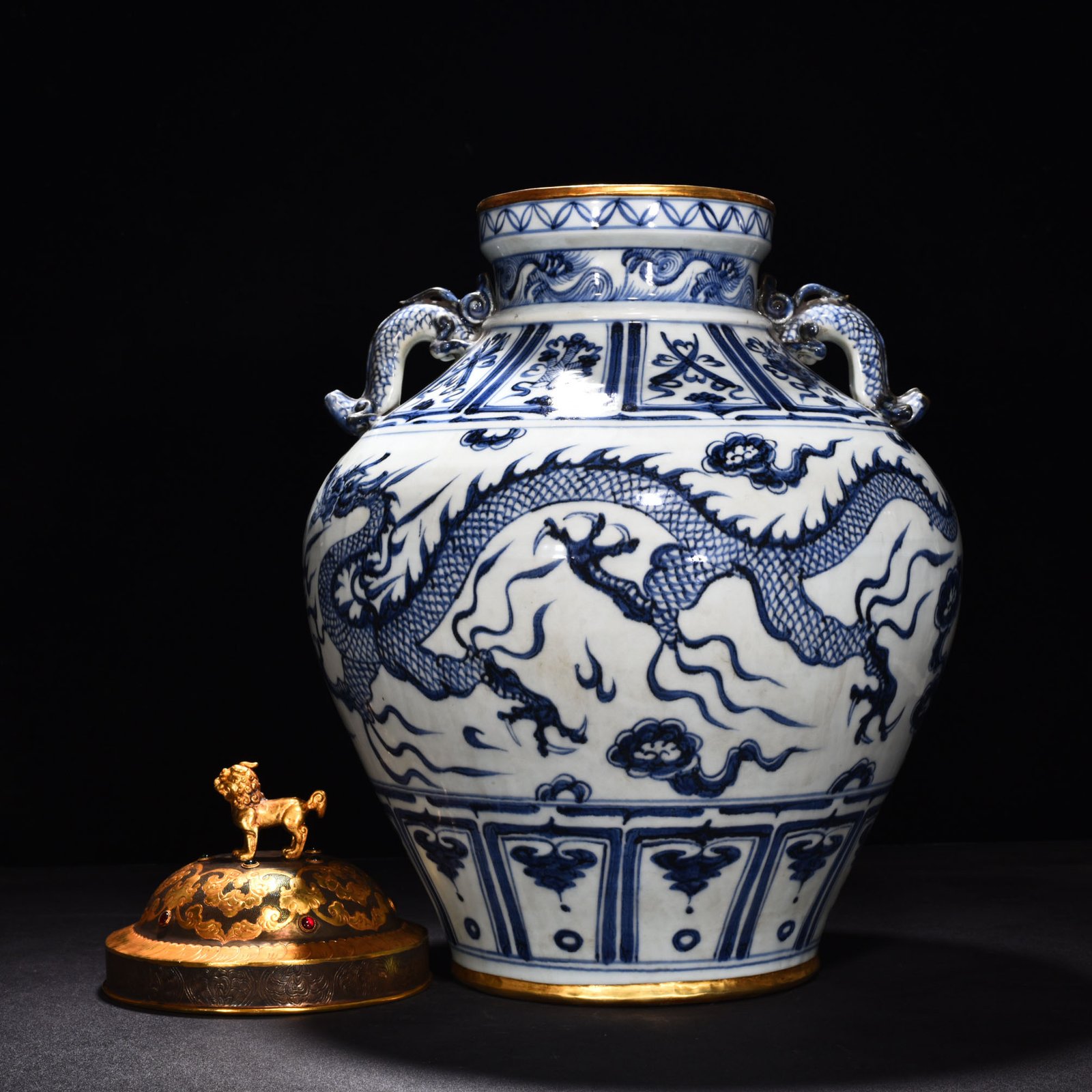 Yuan Dynasty blue and white cloud dragon patterned jar with ear lid