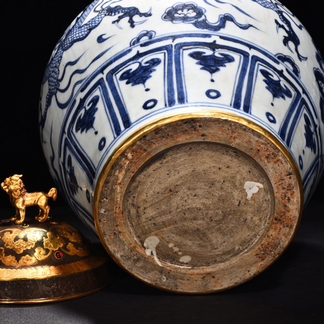 Yuan Dynasty blue and white cloud dragon patterned jar with ear lid
