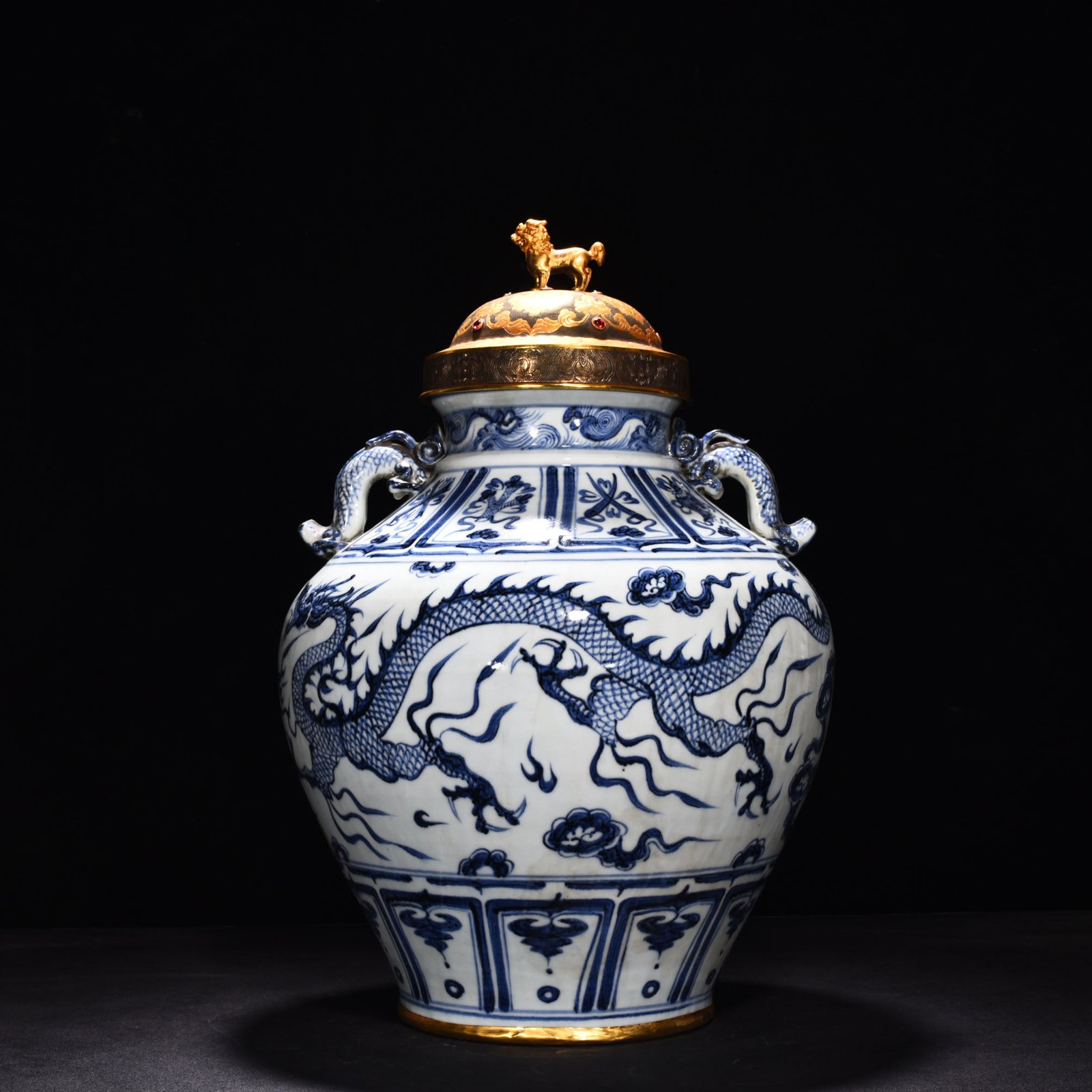 Yuan Dynasty blue and white cloud dragon patterned jar with ear lid