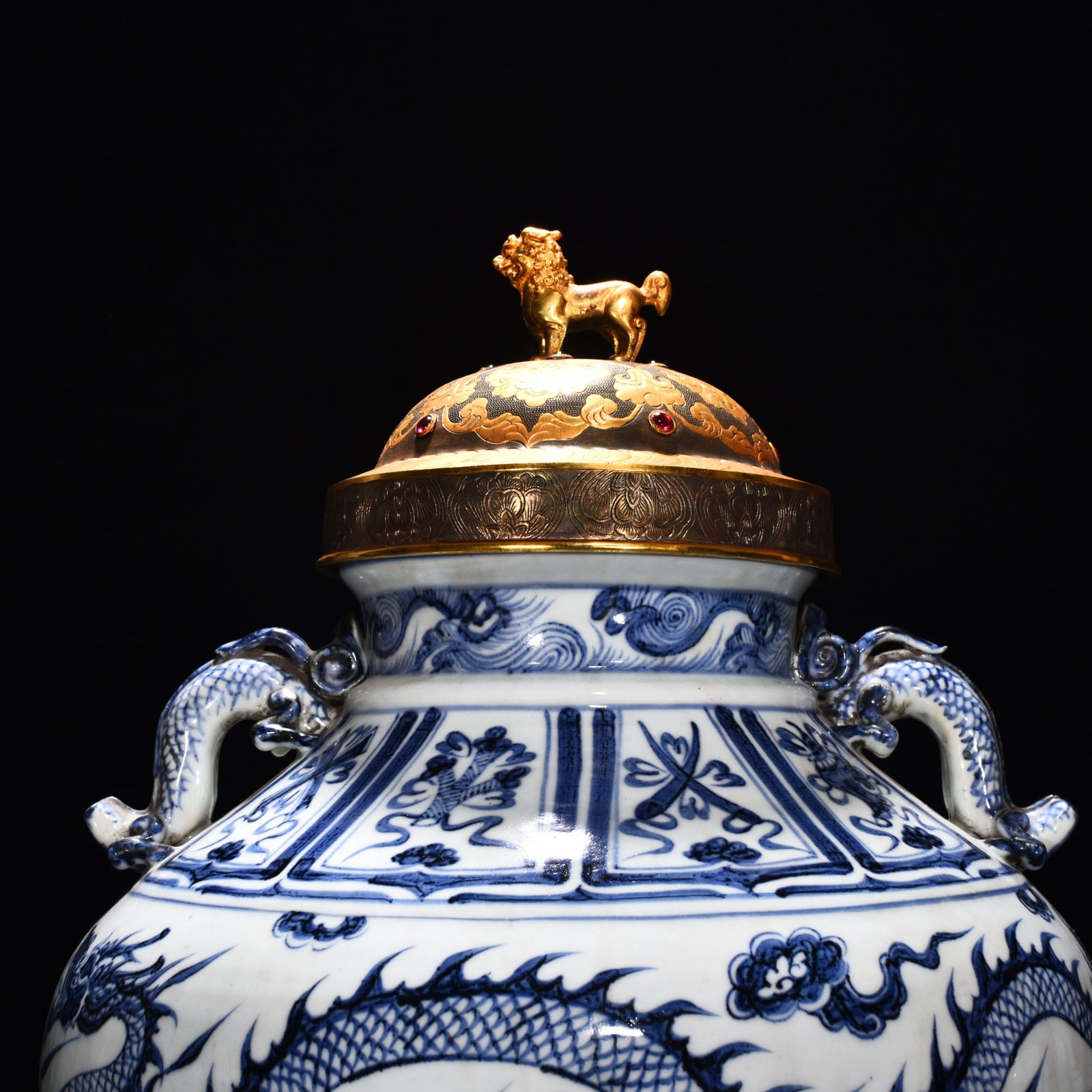 Yuan Dynasty blue and white cloud dragon patterned jar with ear lid