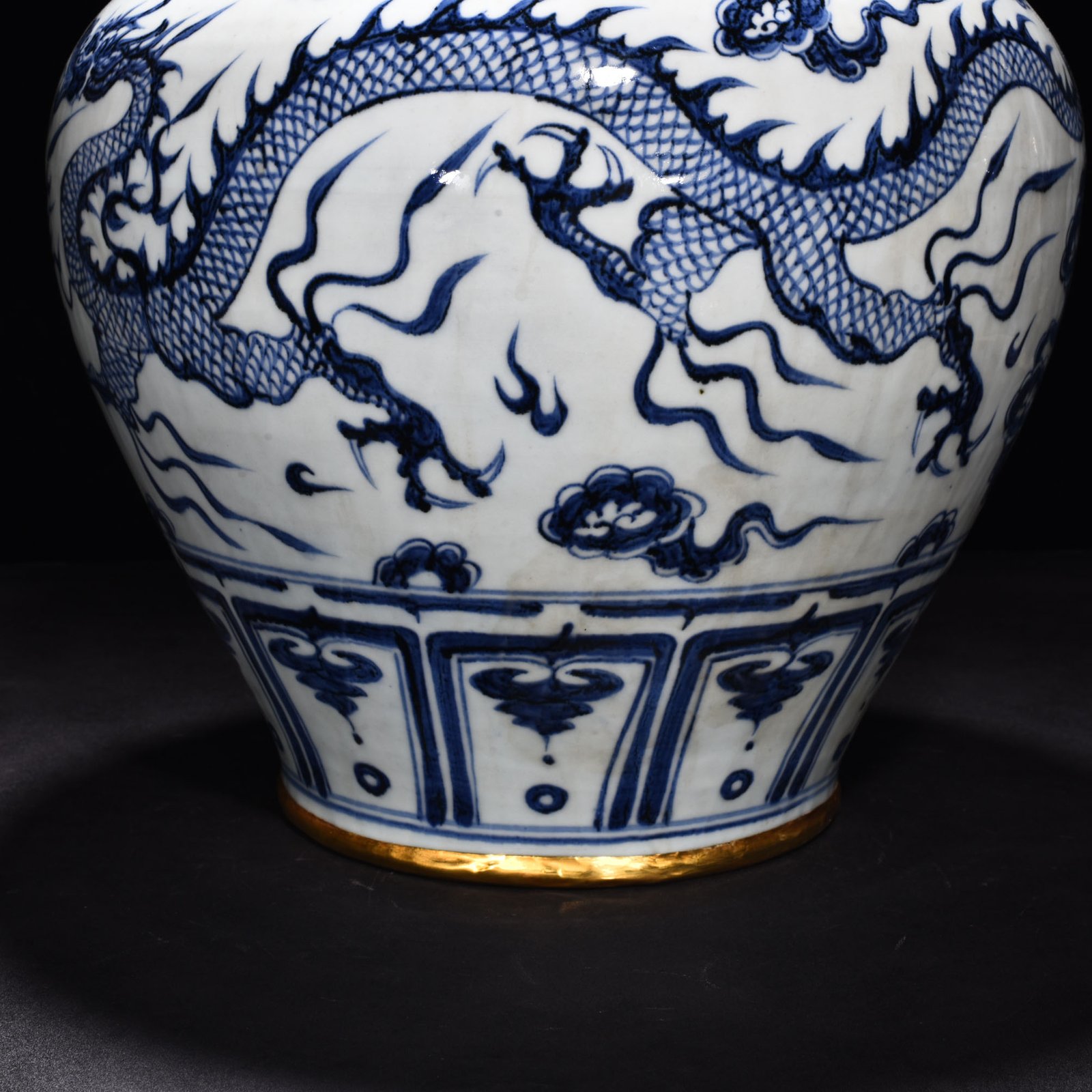 Yuan Dynasty blue and white cloud dragon patterned jar with ear lid