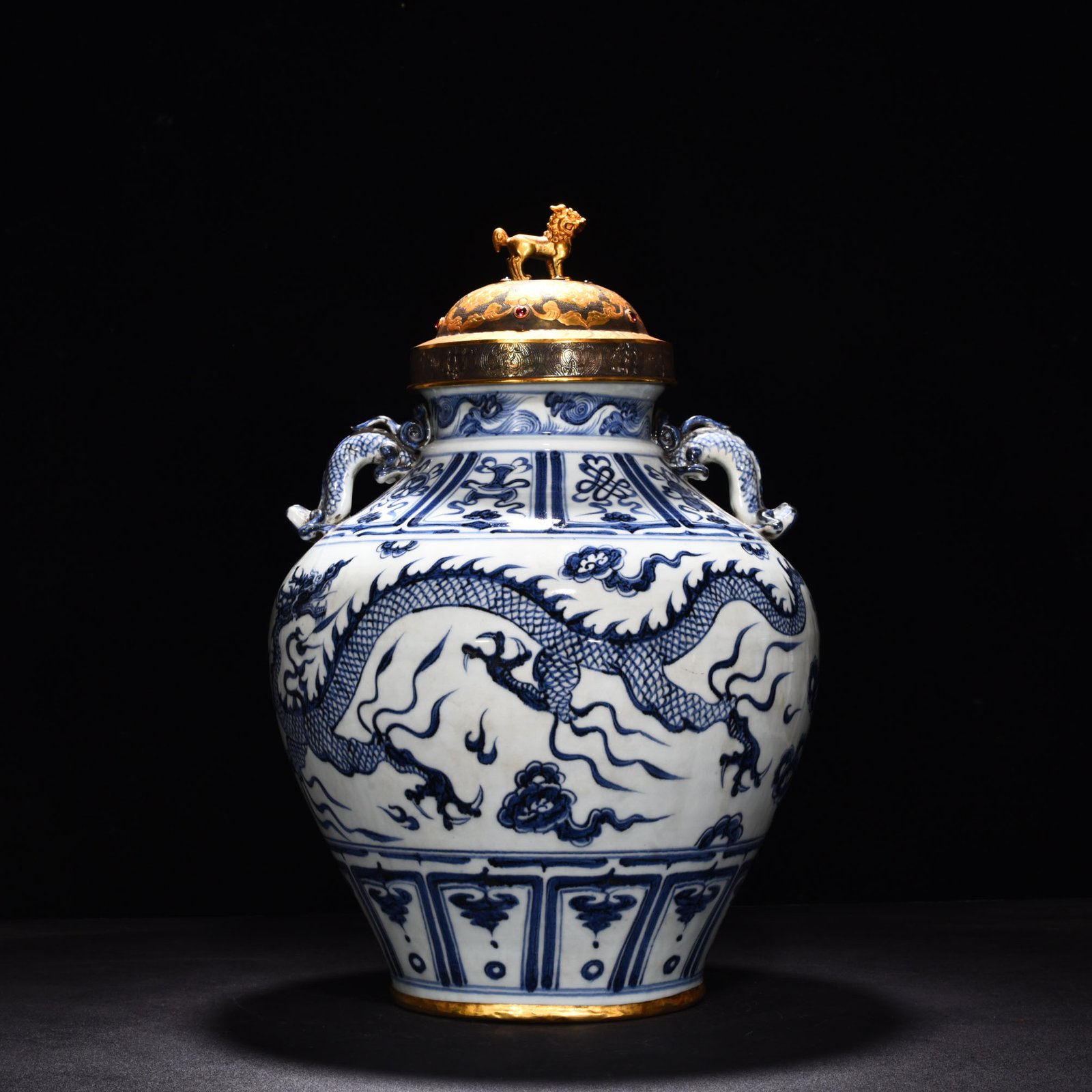Yuan Dynasty blue and white cloud dragon patterned jar with ear lid
