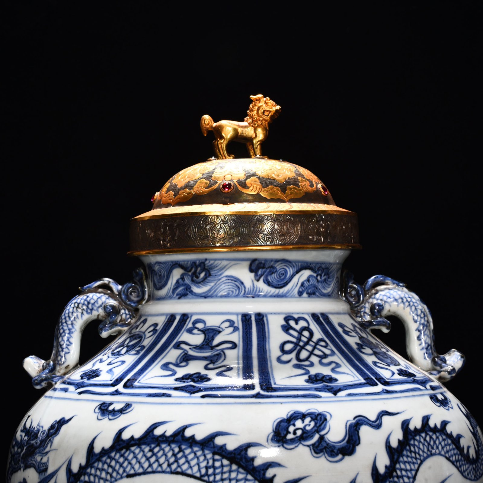 Yuan Dynasty blue and white cloud dragon patterned jar with ear lid