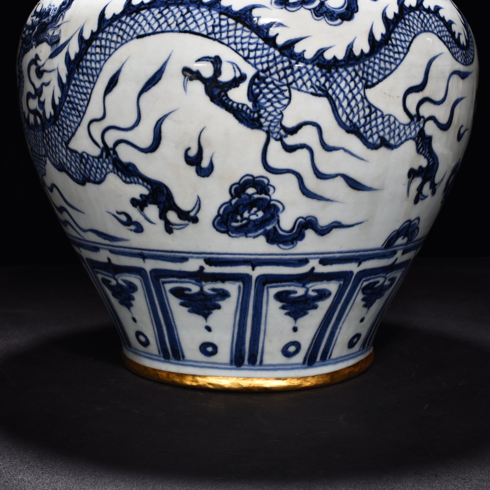 Yuan Dynasty blue and white cloud dragon patterned jar with ear lid