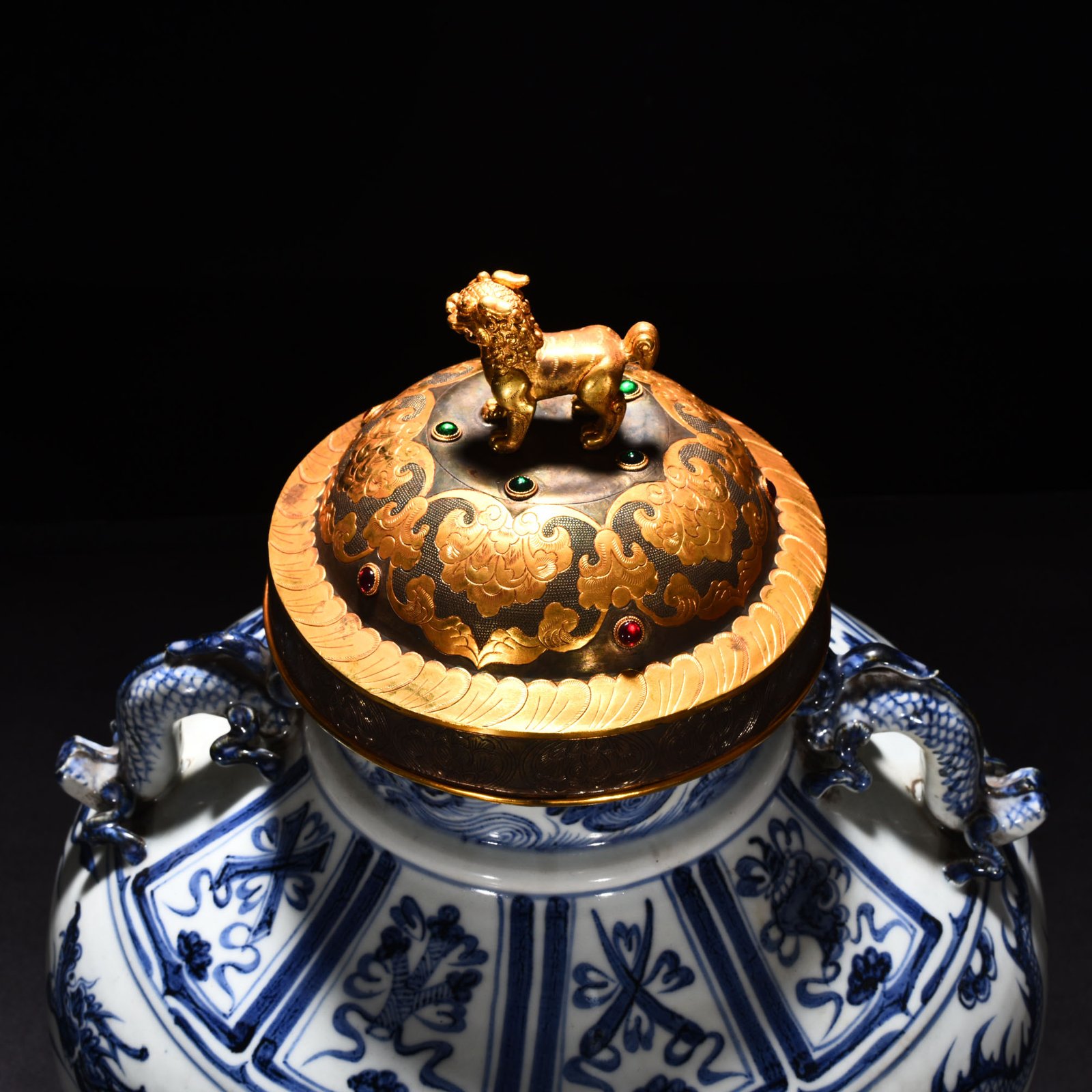 Yuan Dynasty blue and white cloud dragon patterned jar with ear lid