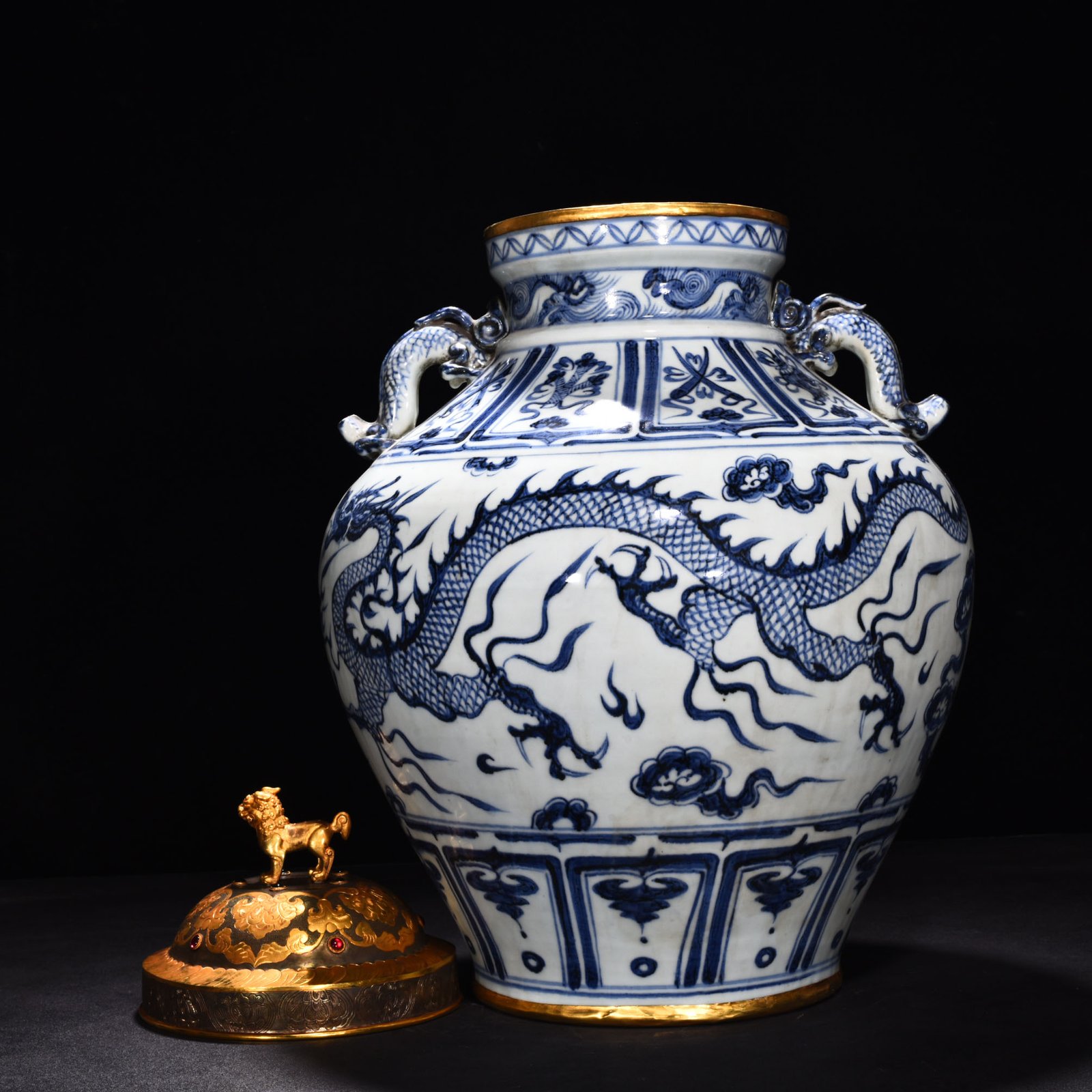 Yuan Dynasty blue and white cloud dragon patterned jar with ear lid
