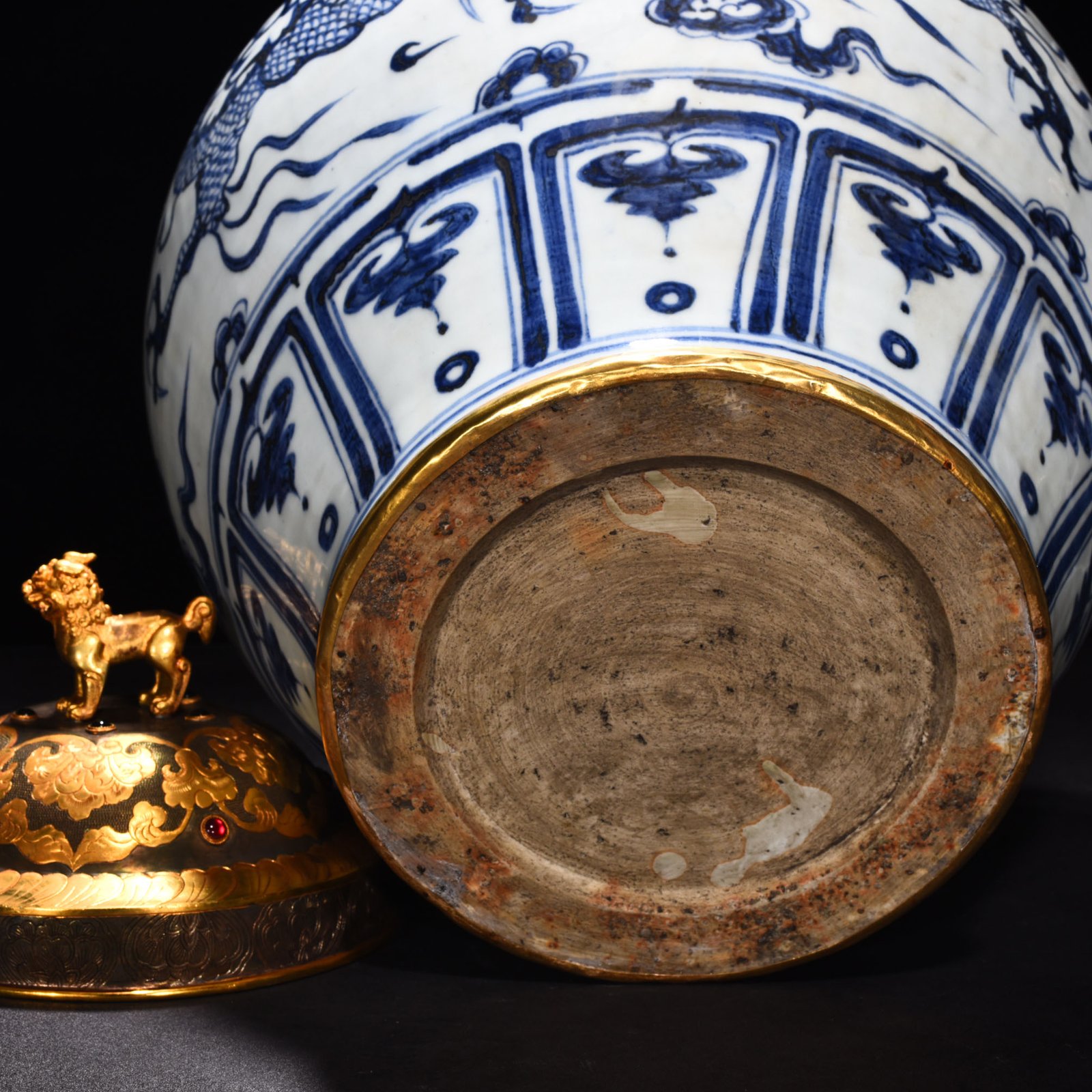 Yuan Dynasty blue and white cloud dragon patterned jar with ear lid