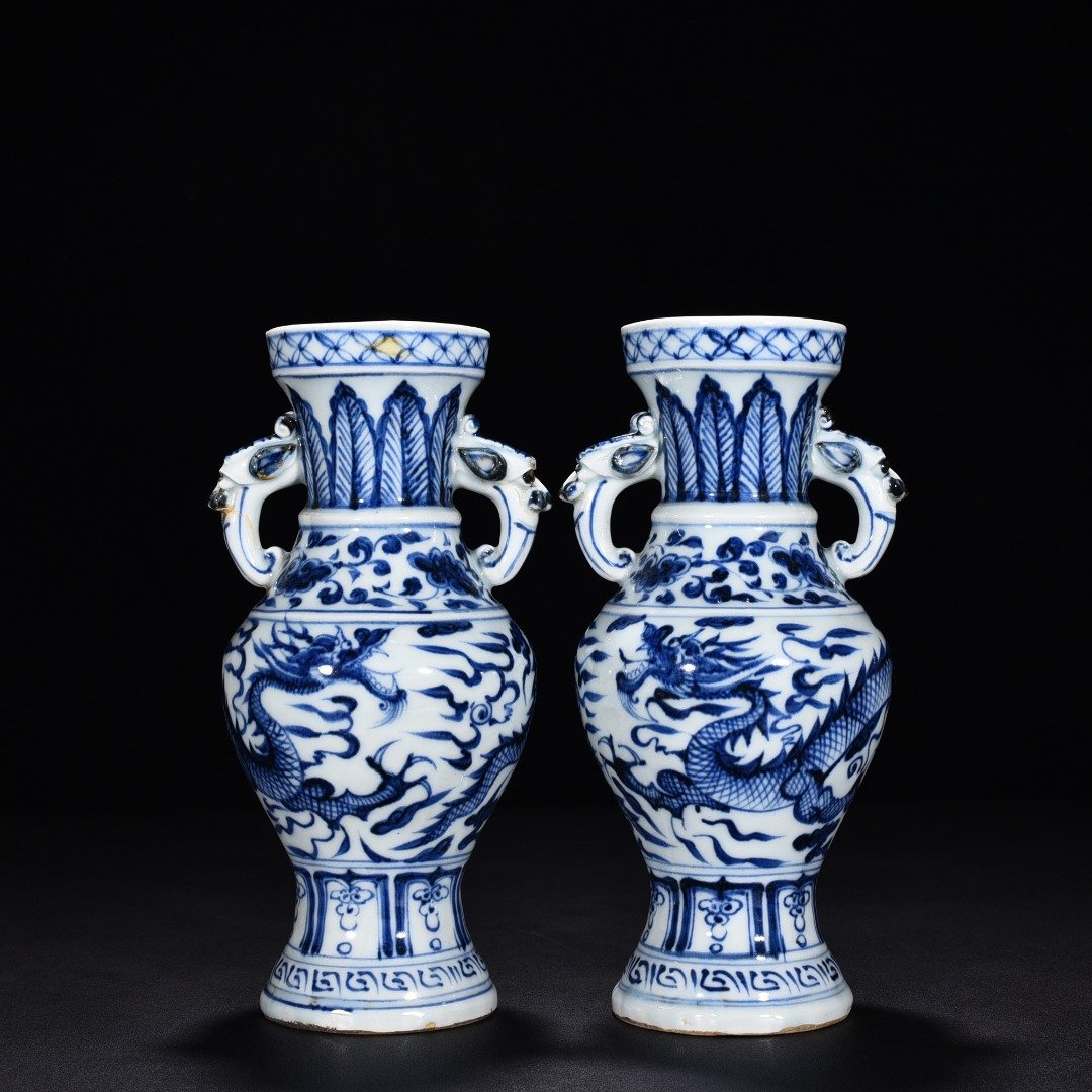 Yuan Dynasty blue and white cloud and dragon pattern elephant ear vase