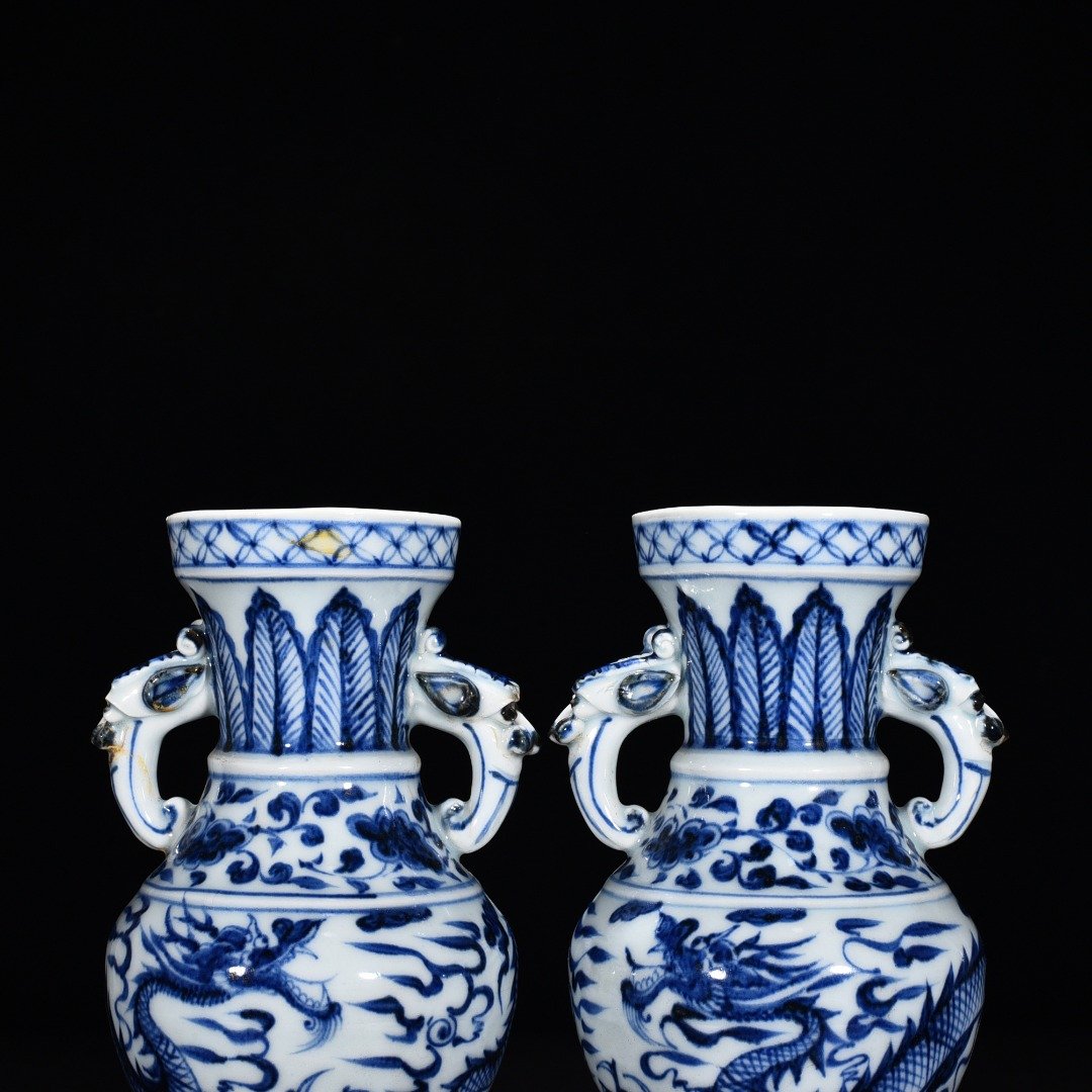 Yuan Dynasty blue and white cloud and dragon pattern elephant ear vase