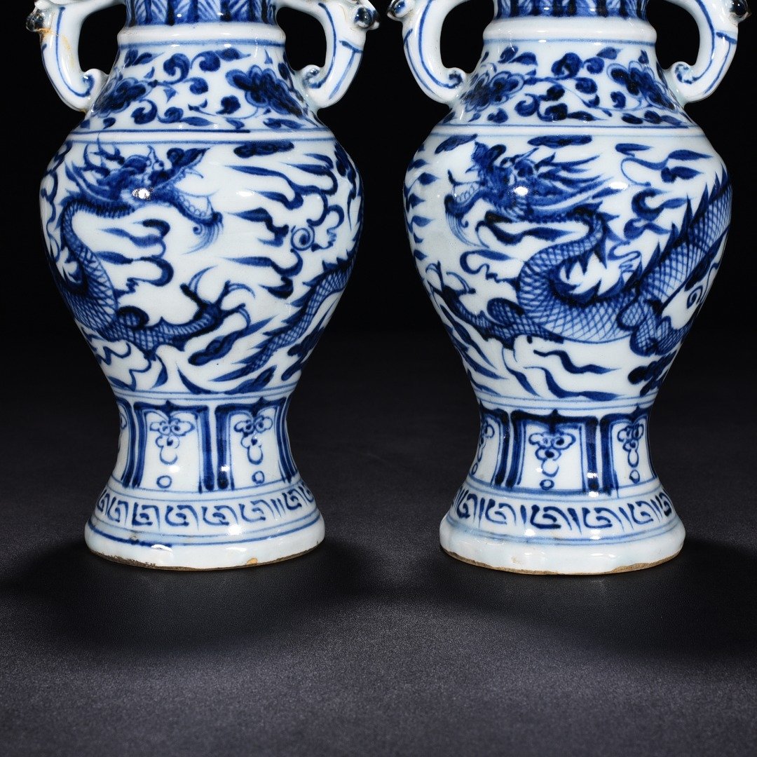 Yuan Dynasty blue and white cloud and dragon pattern elephant ear vase