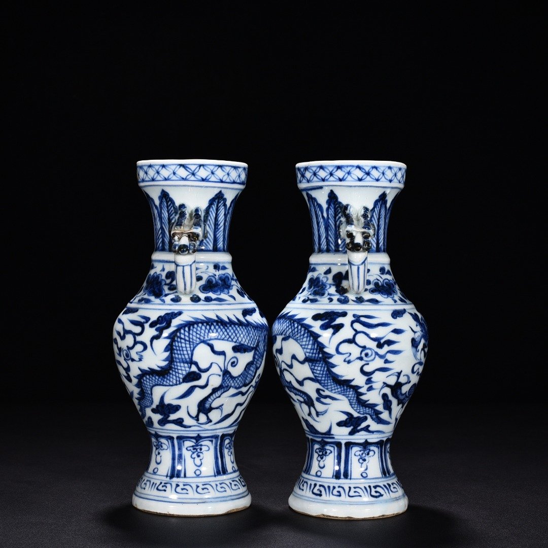 Yuan Dynasty blue and white cloud and dragon pattern elephant ear vase