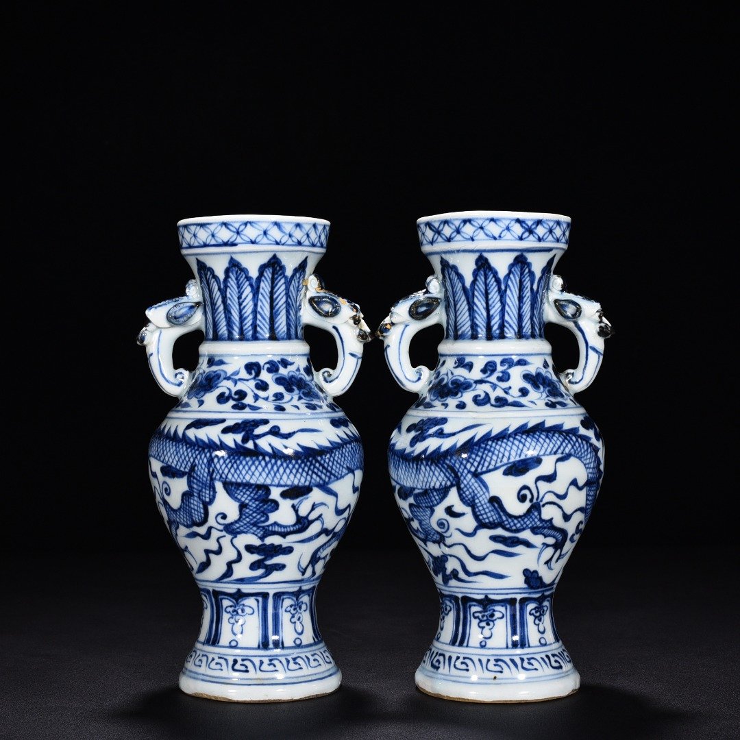 Yuan Dynasty blue and white cloud and dragon pattern elephant ear vase