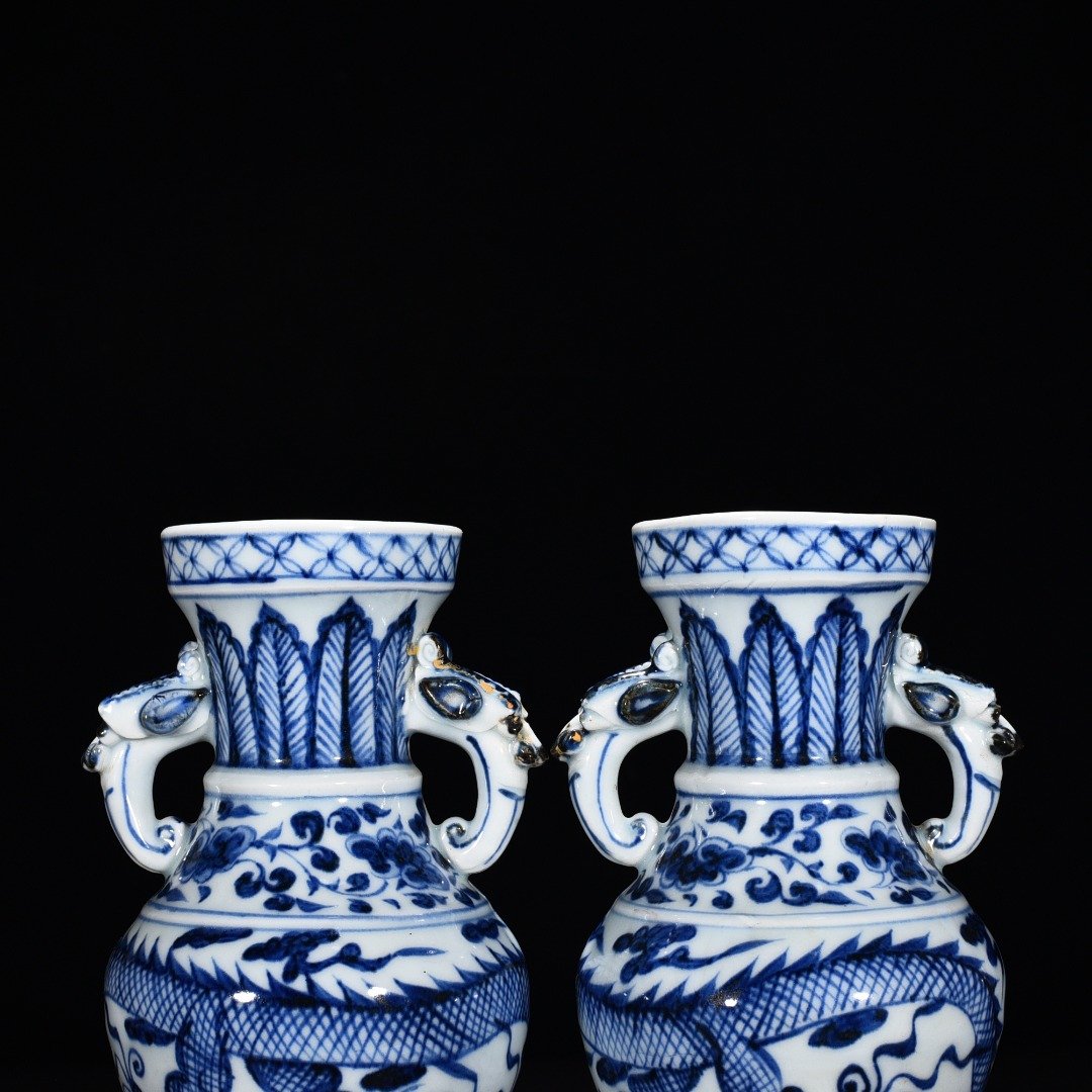 Yuan Dynasty blue and white cloud and dragon pattern elephant ear vase