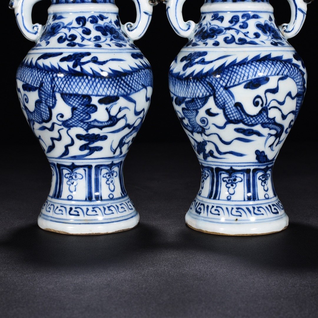 Yuan Dynasty blue and white cloud and dragon pattern elephant ear vase