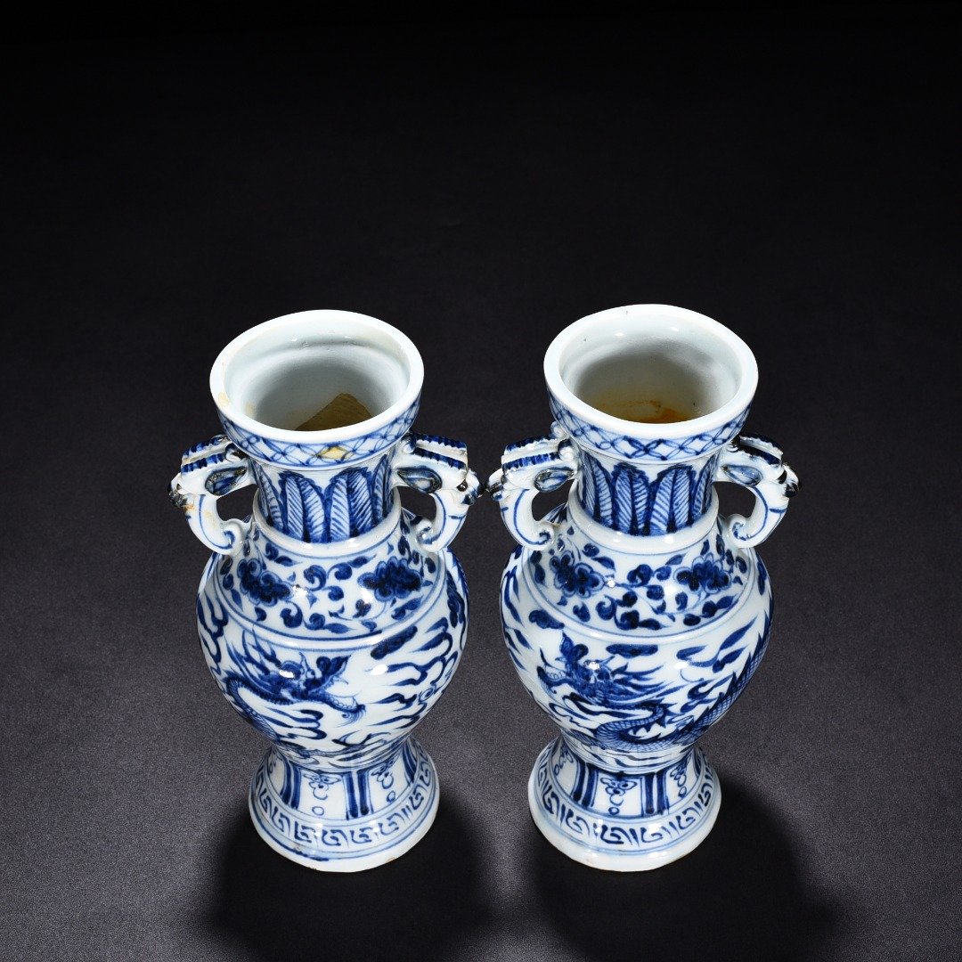 Yuan Dynasty blue and white cloud and dragon pattern elephant ear vase
