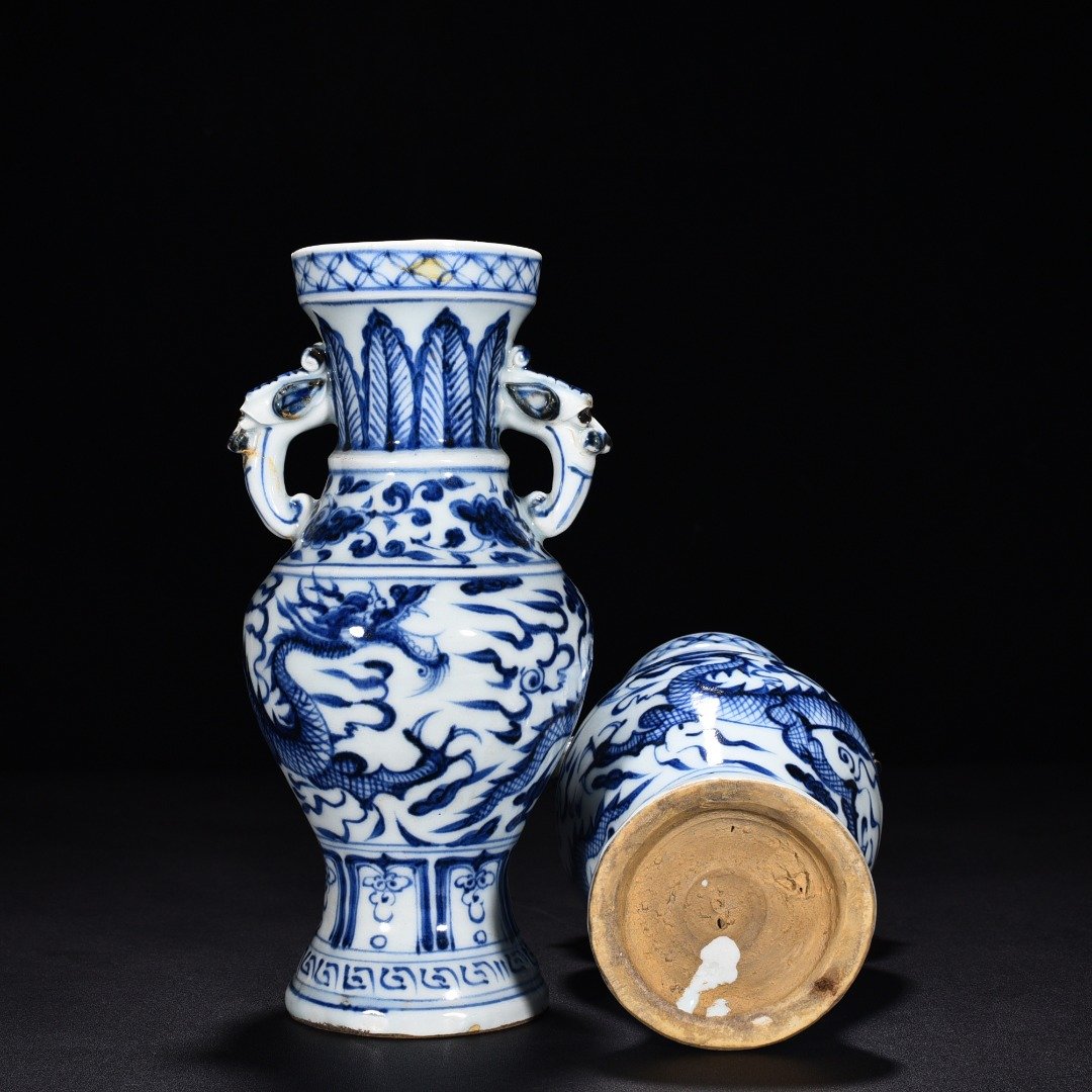 Yuan Dynasty blue and white cloud and dragon pattern elephant ear vase