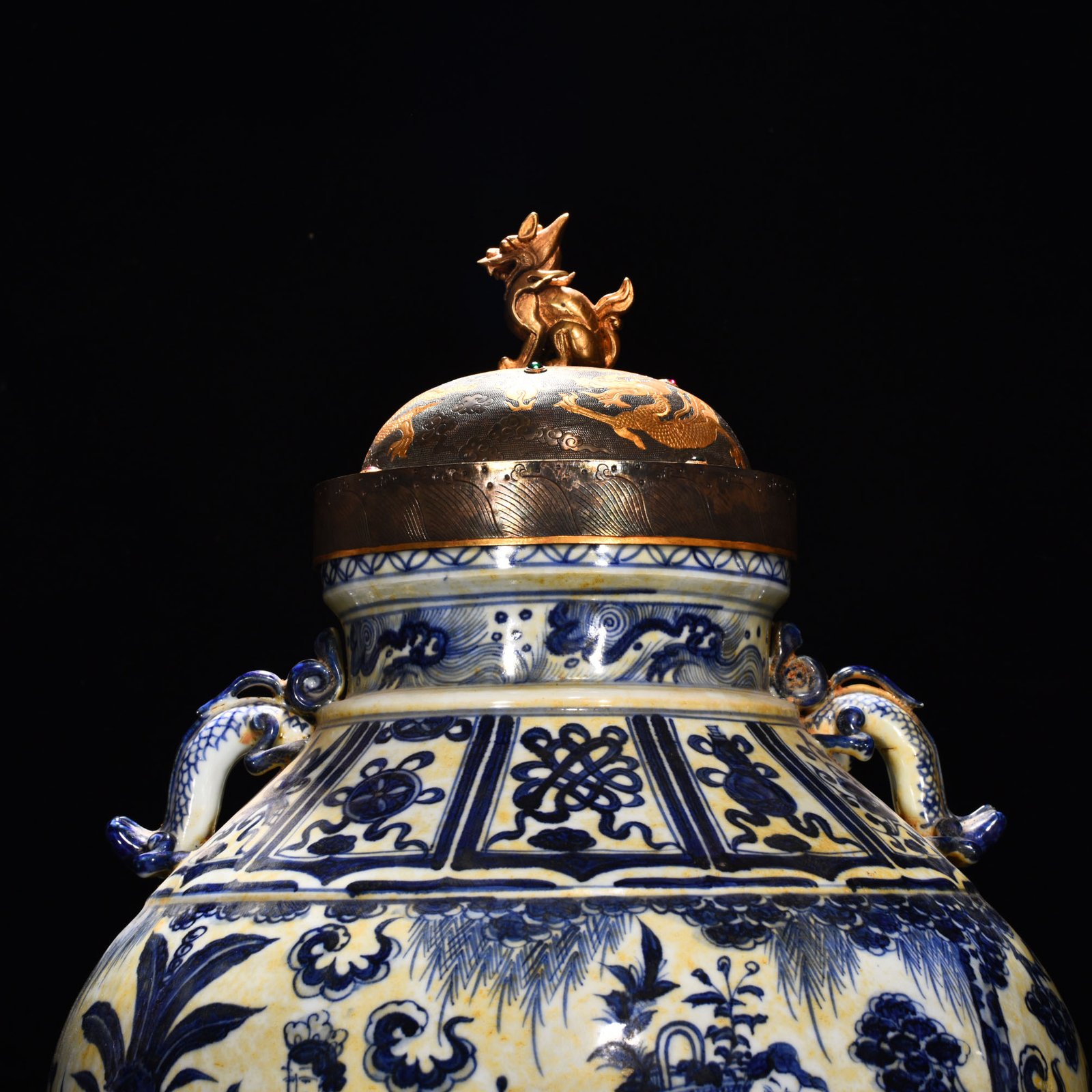 Yuan Dynasty blue and white eight immortals figure pattern gilt-covered jar