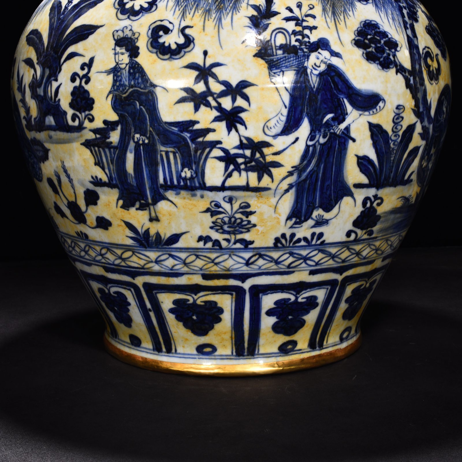 Yuan Dynasty blue and white eight immortals figure pattern gilt-covered jar