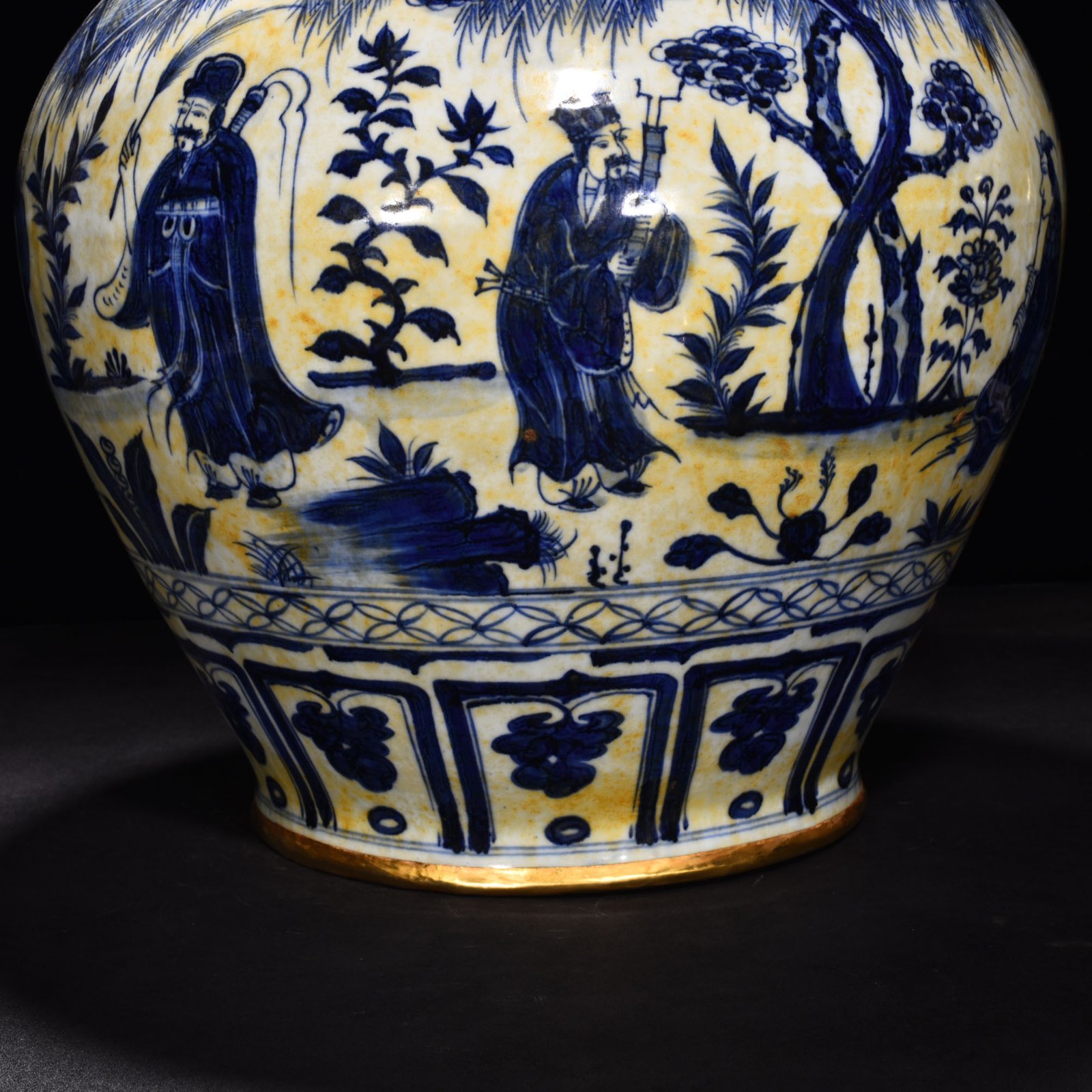 Yuan Dynasty blue and white eight immortals figure pattern gilt-covered jar