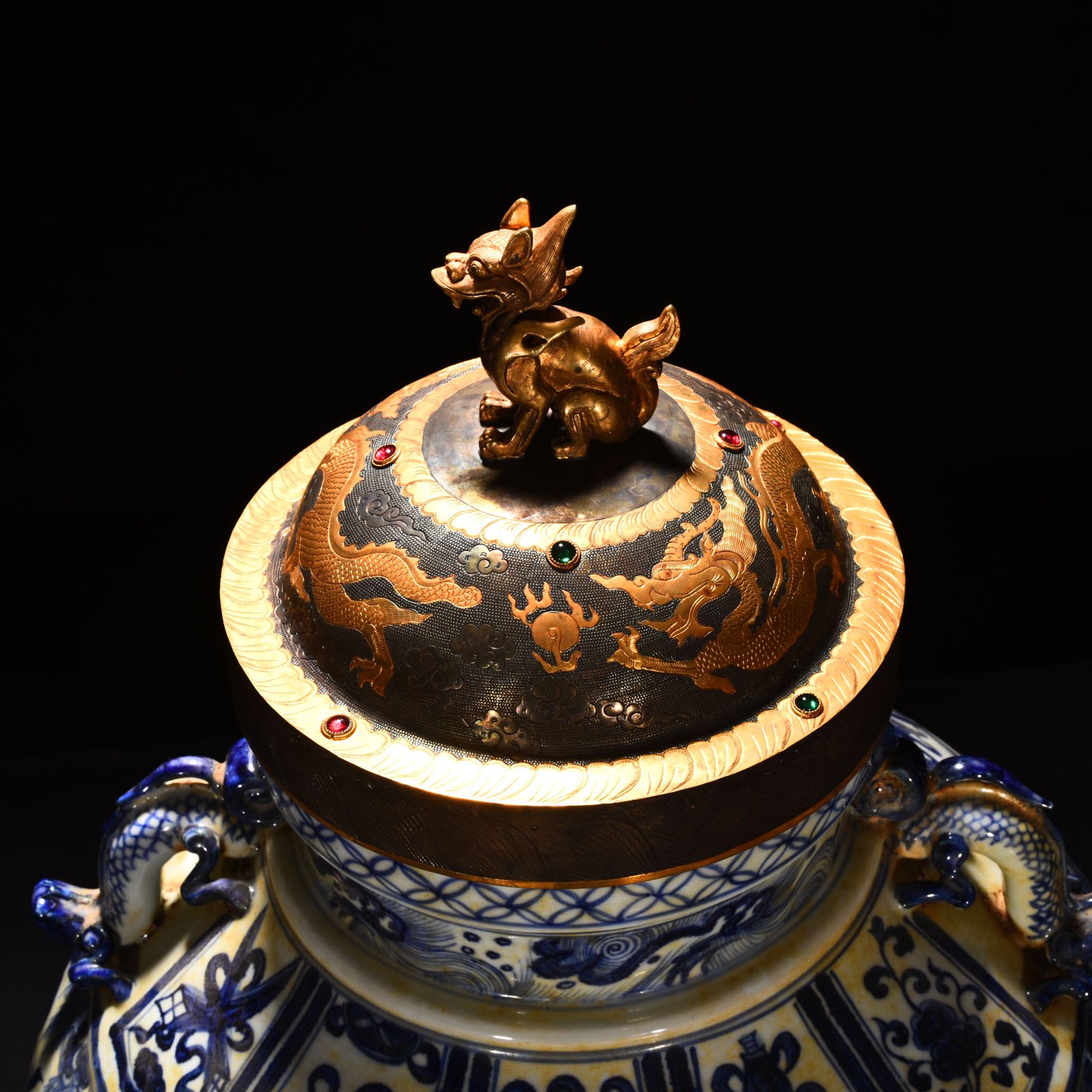 Yuan Dynasty blue and white eight immortals figure pattern gilt-covered jar