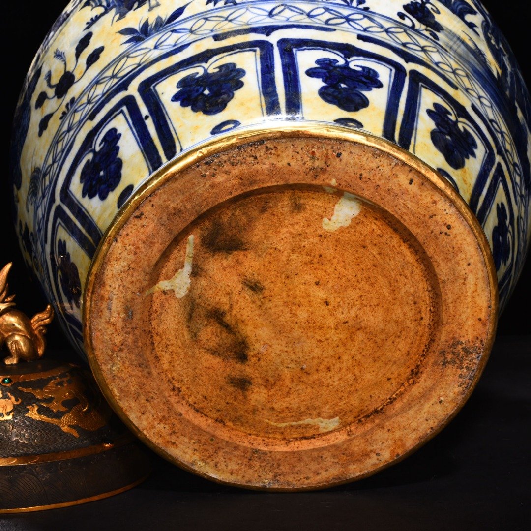 Yuan Dynasty blue and white eight immortals figure pattern gilt-covered jar